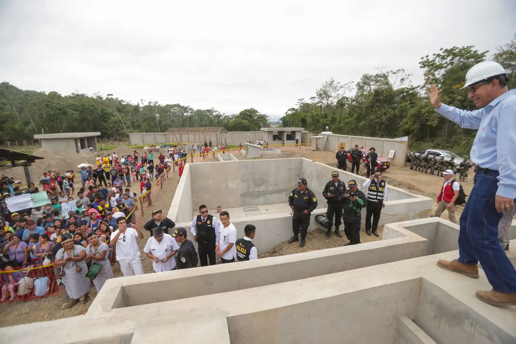 Jefe de Estado Martin Vizcarra inspeccionó las obras del proyecto de “Mejoramiento del Servicio de Agua Potable y Saneamiento del distrito de Laberinto” en la localidad de Puerto Rosario – Tambopata.Foto:ANDINA/Prensa Presidencia