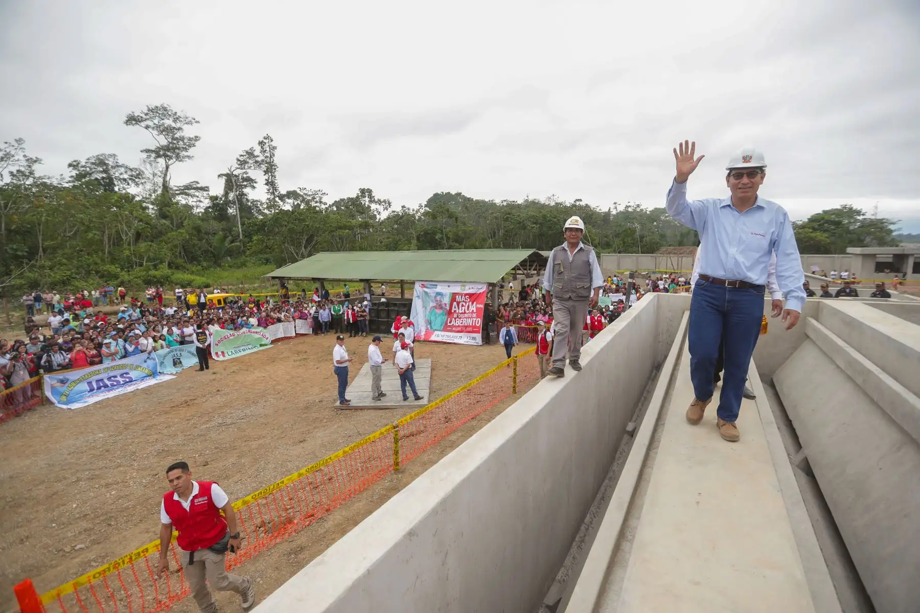 Jefe de Estado Martin Vizcarra inspeccionó las obras del proyecto de “Mejoramiento del Servicio de Agua Potable y Saneamiento del distrito de Laberinto” en la localidad de Puerto Rosario – Tambopata.Foto:ANDINA/Prensa Presidencia