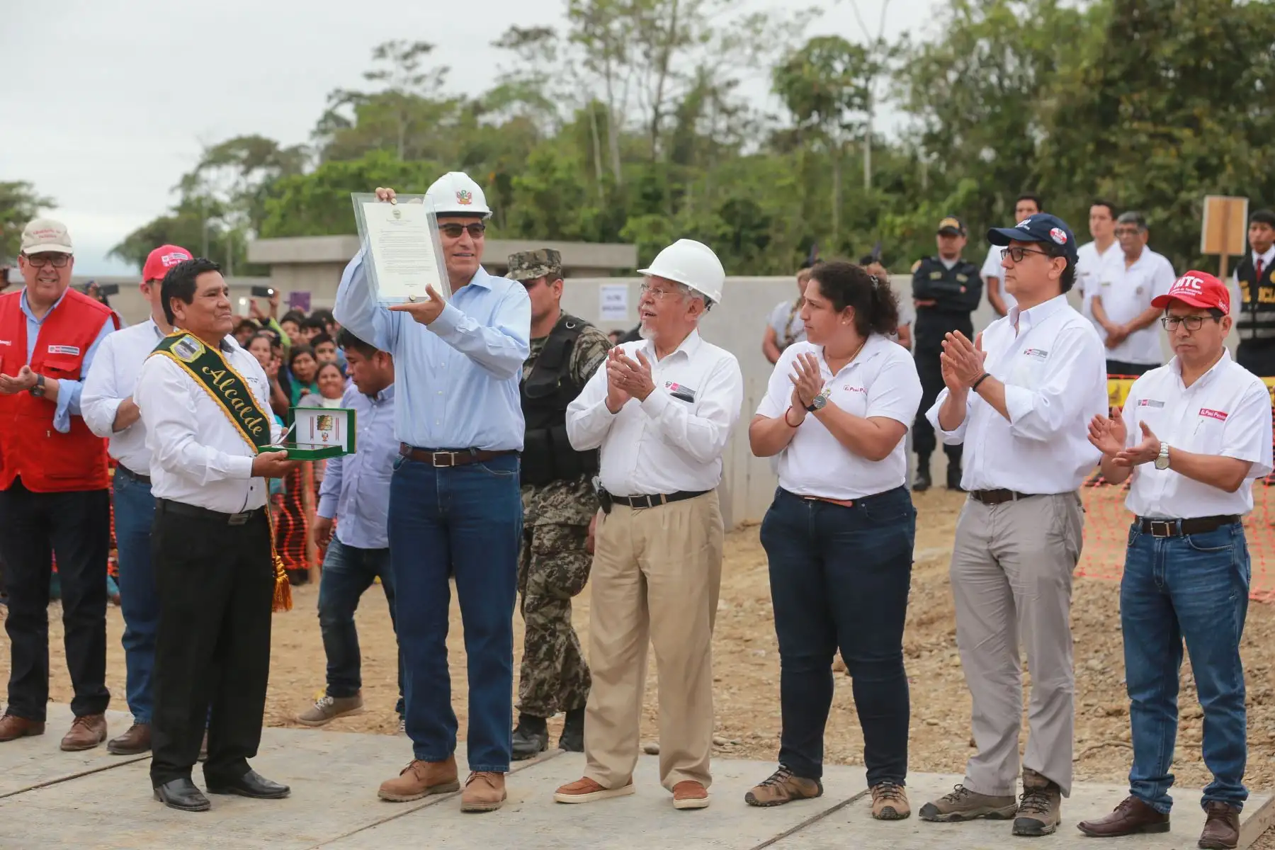 Jefe de Estado Martin Vizcarra inspeccionó las obras del proyecto de “Mejoramiento del Servicio de Agua Potable y Saneamiento del distrito de Laberinto” en la localidad de Puerto Rosario – Tambopata.Foto:ANDINA/Prensa Presidencia