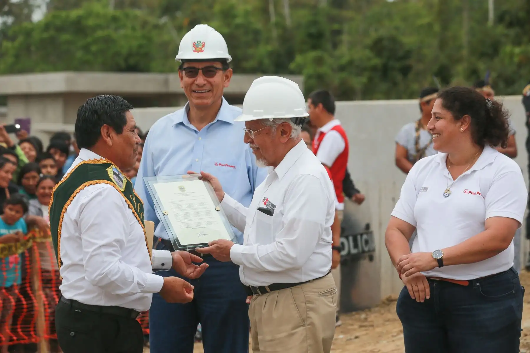 Jefe de Estado Martin Vizcarra inspeccionó las obras del proyecto de “Mejoramiento del Servicio de Agua Potable y Saneamiento del distrito de Laberinto” en la localidad de Puerto Rosario – Tambopata.Foto:ANDINA/Prensa Presidencia