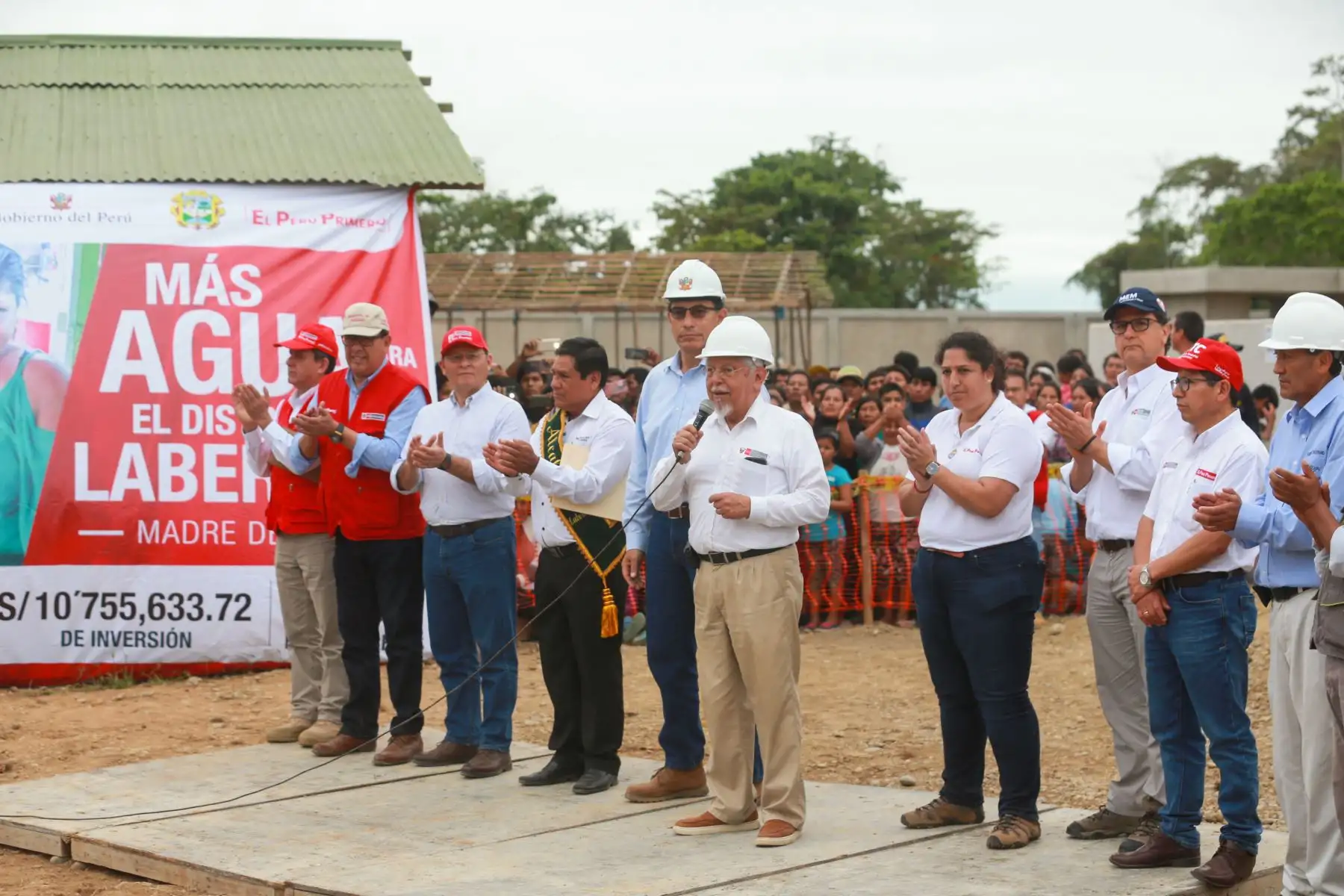 Jefe de Estado Martin Vizcarra inspeccionó las obras del proyecto de “Mejoramiento del Servicio de Agua Potable y Saneamiento del distrito de Laberinto” en la localidad de Puerto Rosario – Tambopata.Foto:ANDINA/Prensa Presidencia