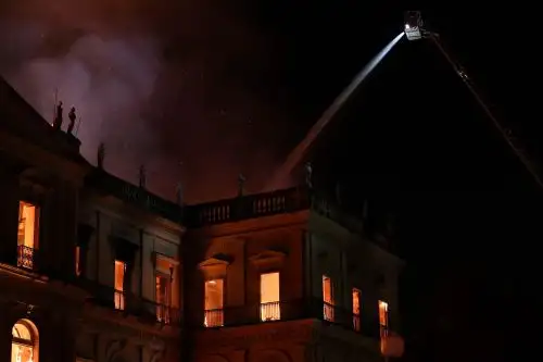 Incendio devora Museo Nacional de Rio de Janeiro, uno de los más antiguos de Brasil.