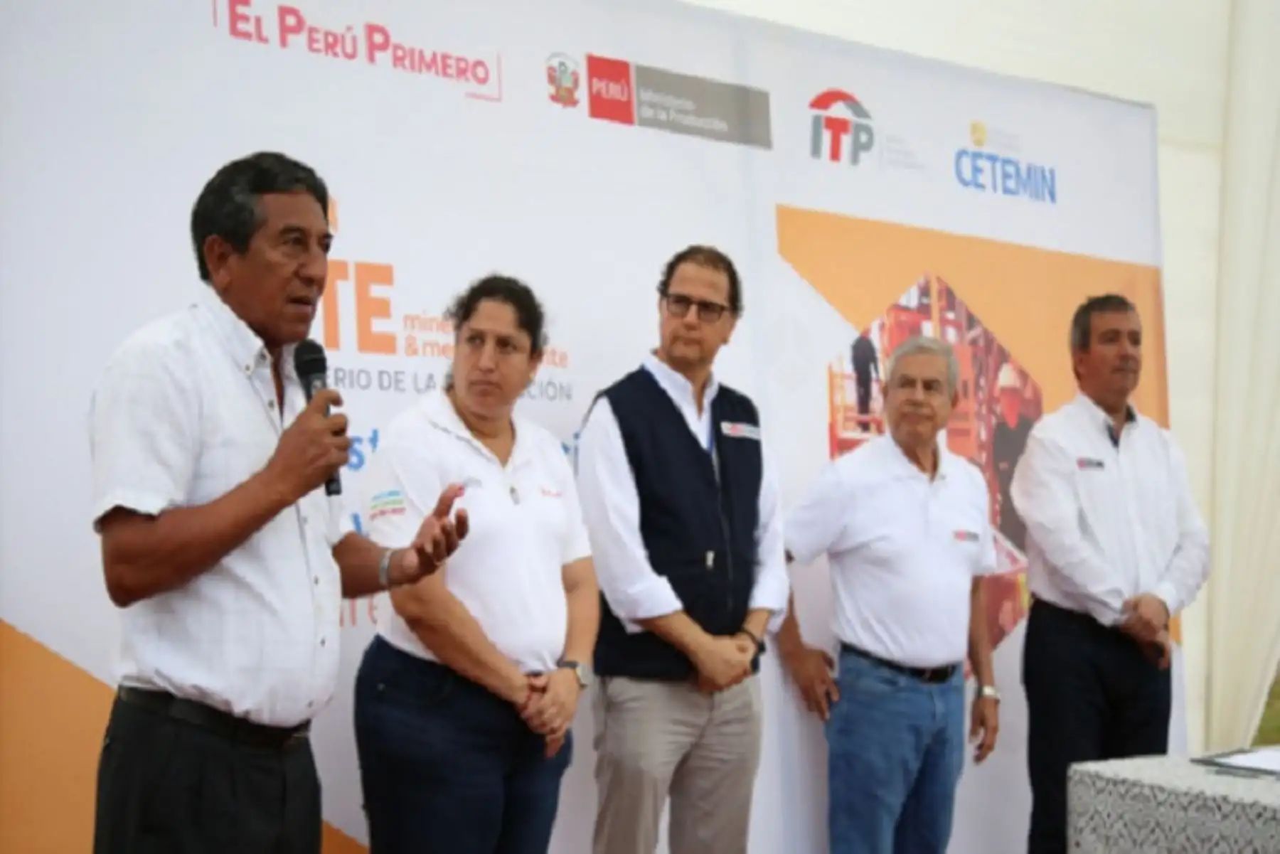 Un equipo técnico del Ministerio del Ambiente (Minam) brindará apoyo técnico en el proceso de formalización de la pequeña minería que iniciará hoy lunes 3 de setiembre el Gobierno Regional de Madre de Dios, informó la titular de dicho portafolio, Fabiola Muñoz.