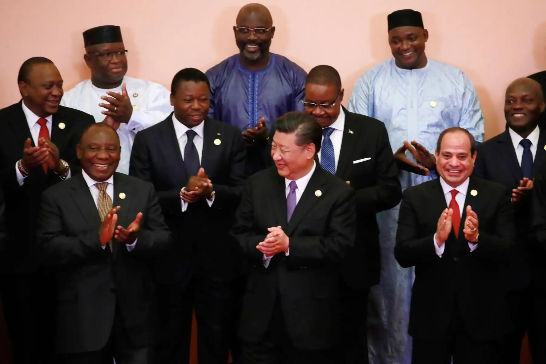Presidente de China Xi Jinping rodeado de los presidentes africanos en el Foro de Cooperación China-Africa en Beijing Foto: AFP