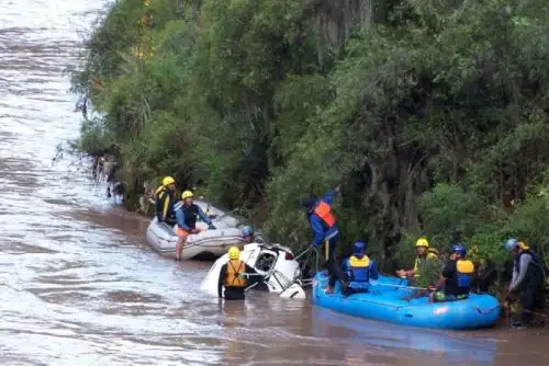 Agentes policiales desarrollan labores de recuperación del cadáver del turista peruano Carlos Alberto Nordt Cuba (58), reportado como desaparecido el fin de semana tras caer al río Vilcanota en el distrito de Santa Teresa, provincia cusqueña de La Convención.
