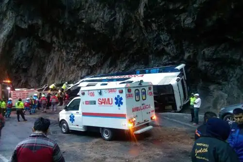 Cinco muertos, entre ellos dos alumnos de la Escuela de Suboficiales de la Policía Nacional de La Unión, dejó el choque frontal entre un bus interprovincial de la empresa de transportes Línea y un auto particular en la carretera Piura-Chiclayo, cerca del peaje Bayóvar.Foto:  ANDINA/Difusión