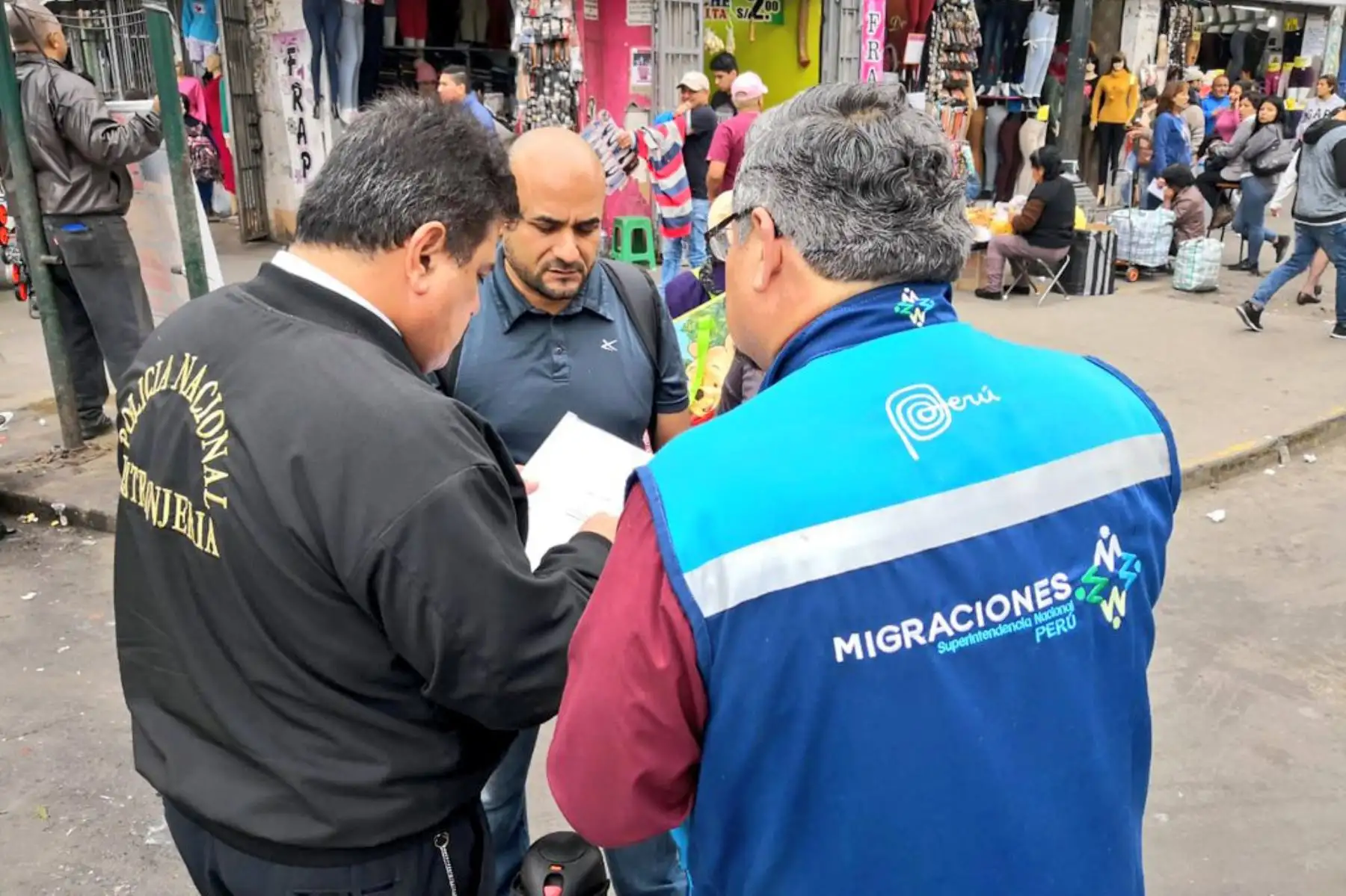 Migraciones y la División de Extranjería de la Policía Nacional realizan operativo de verificación migratoria en el emporio comercial de Gamarra, en el distrito limeño de La Victoria. Foto: ANDINA/Migraciones
