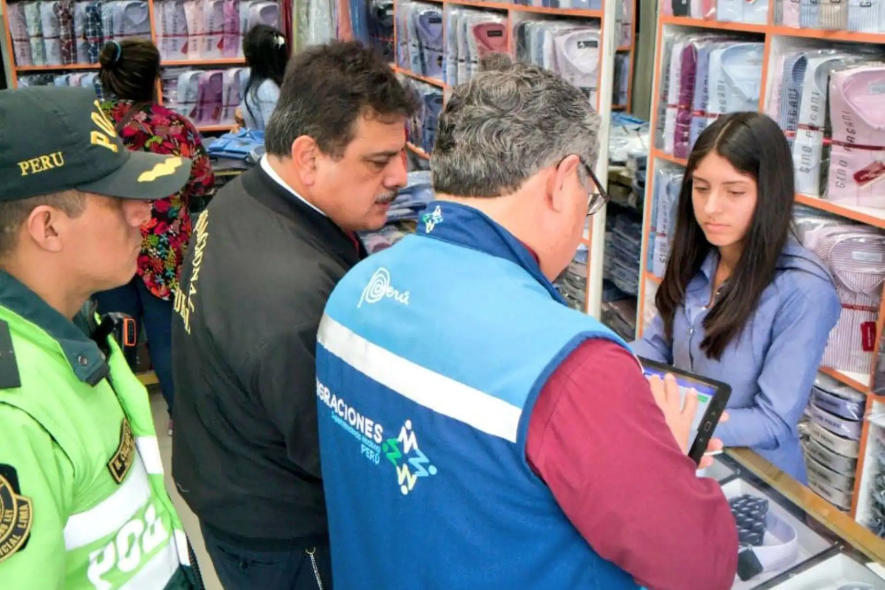 Migraciones y la División de Extranjería de la Policía Nacional realizan operativo de verificación migratoria en el emporio comercial de Gamarra, en el distrito limeño de La Victoria. Foto: ANDINA/Migraciones