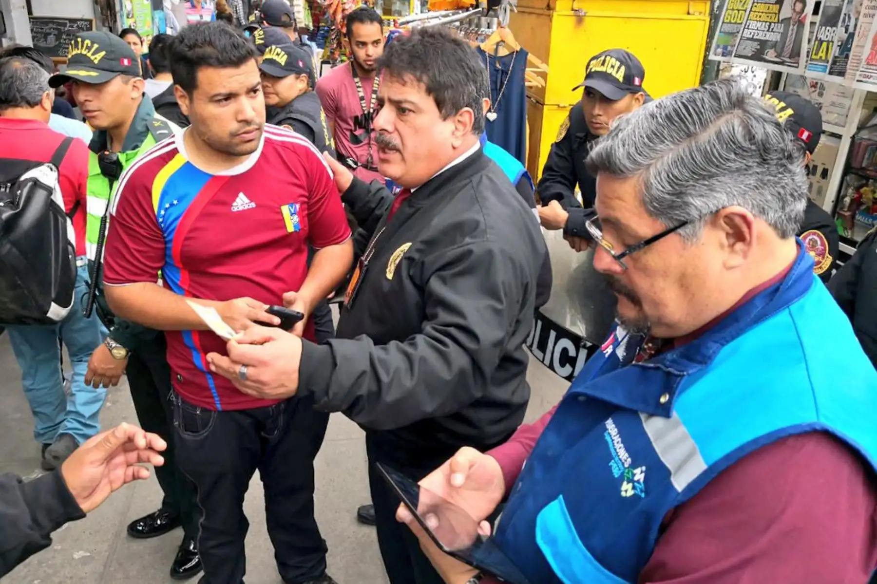 Migraciones y la División de Extranjería de la Policía Nacional realizan operativo de verificación migratoria en el emporio comercial de Gamarra, en el distrito limeño de La Victoria. Foto: ANDINA/Migraciones