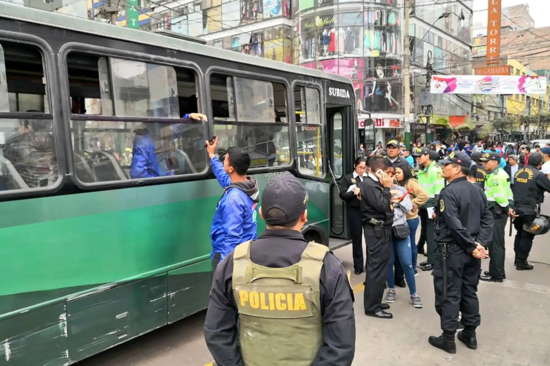 Extranjeros indocumentados fueron trasladados a la División de Extranjería de la PolicÍa, para esclarecer su situación migratoria en el Perú. Foto: ANDINA/Migraciones