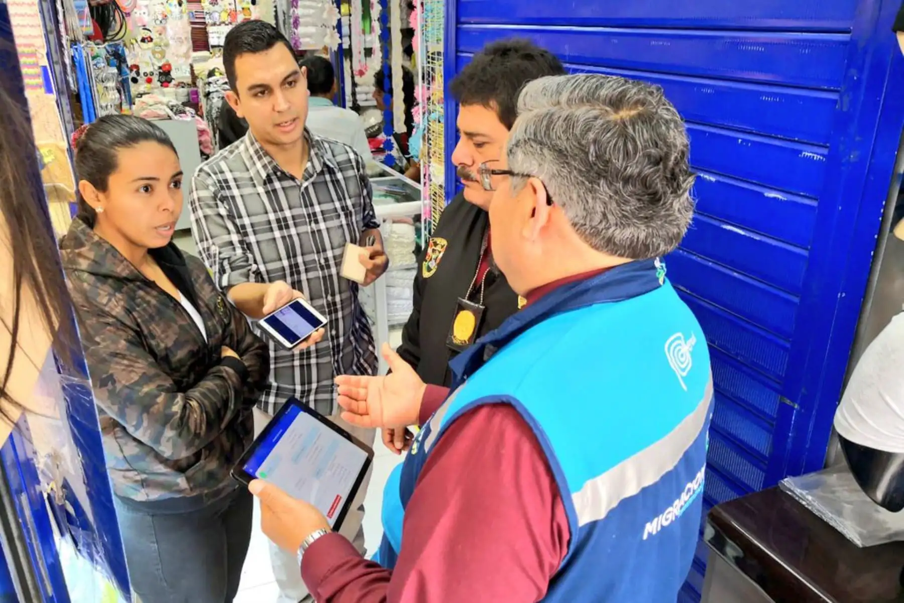 Migraciones y la División de Extranjería de la Policía Nacional realizan operativo de verificación migratoria en el emporio comercial de Gamarra, en el distrito limeño de La Victoria. Foto: ANDINA/Migraciones
