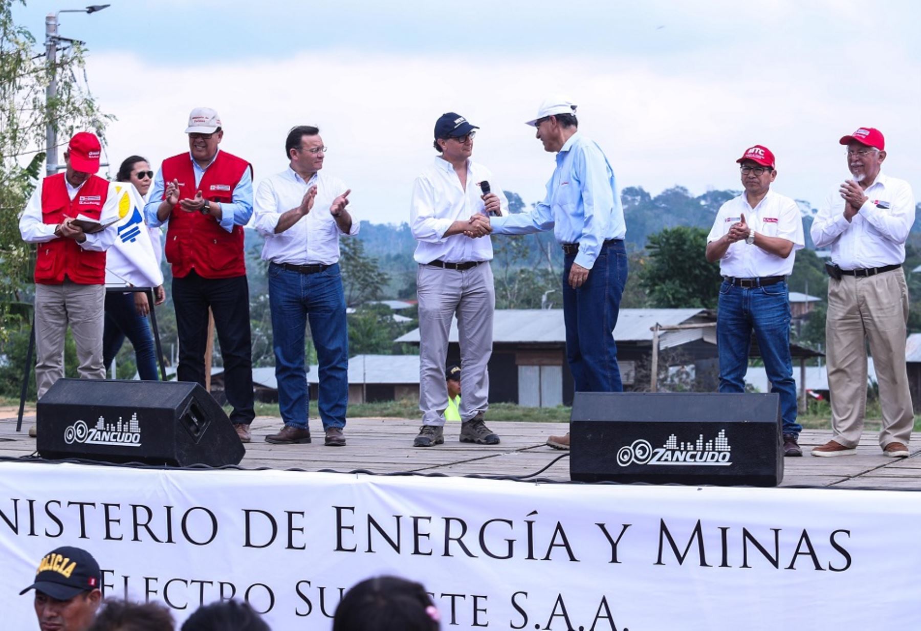 Presidente Martín Vizcarra y ministro de Energía y Minas en Madre de Dios. Foto: Cortesía.