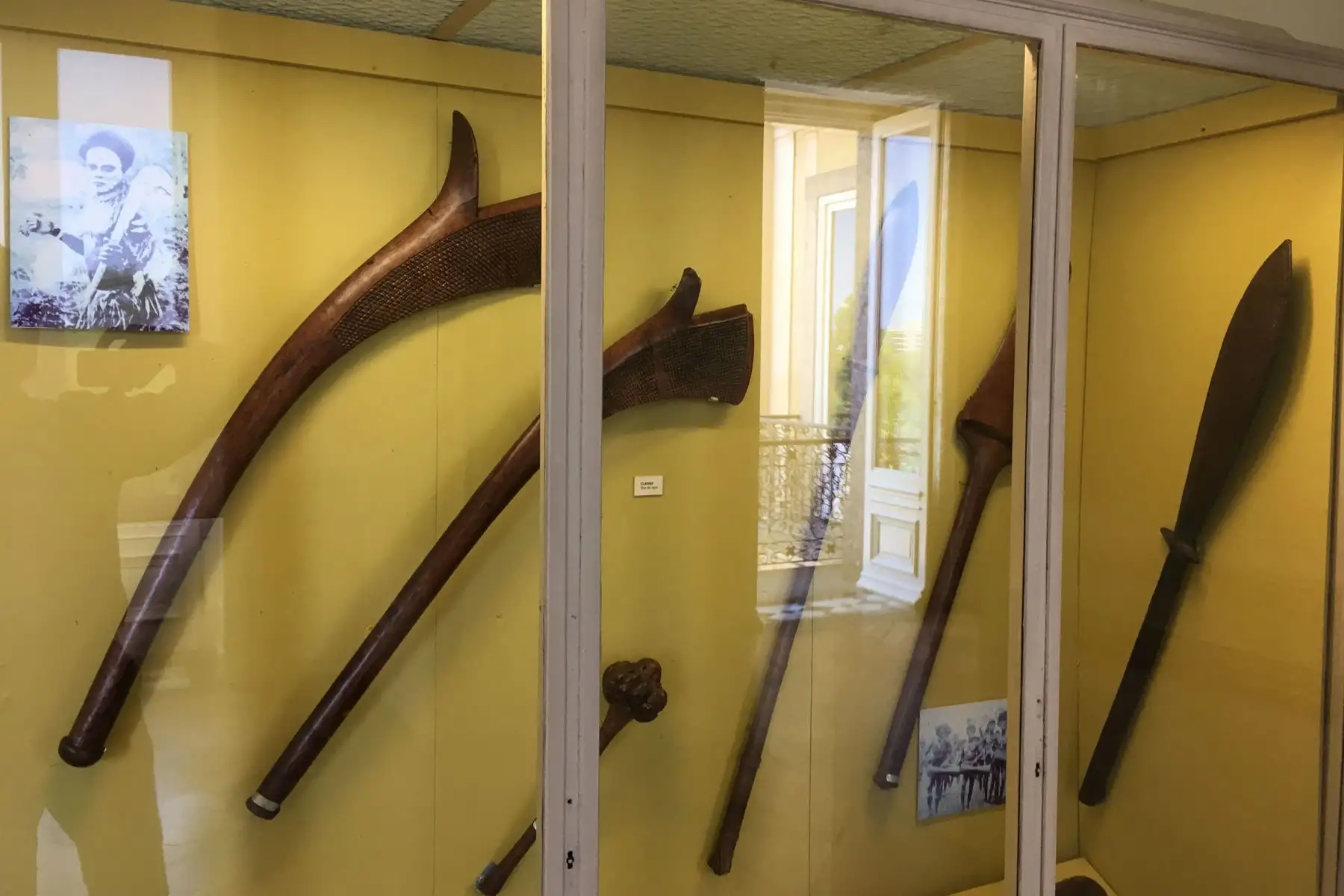 Vista de las pieza únicas en la exhibición en el Museo Nacional en Río de Janeiro, Brasil, el 9 de octubre de 2017.
Un incendio masivo el 2 de septiembre de 2018 destrozó el atesorado Museo Nacional de Río de Janeiro, uno de los más antiguos de Brasil, en lo que el presidente de la nación calificó como una "trágica" pérdida de conocimiento y patrimonio. Incluso antes de que las brasas empezaran a enfriarse la madrugada del lunes, el dolor por la gran pérdida cultural había dado paso a la ira por los recortes presupuestarios generales que amenazaban el patrimonio multicultural de Brasil. / AFP