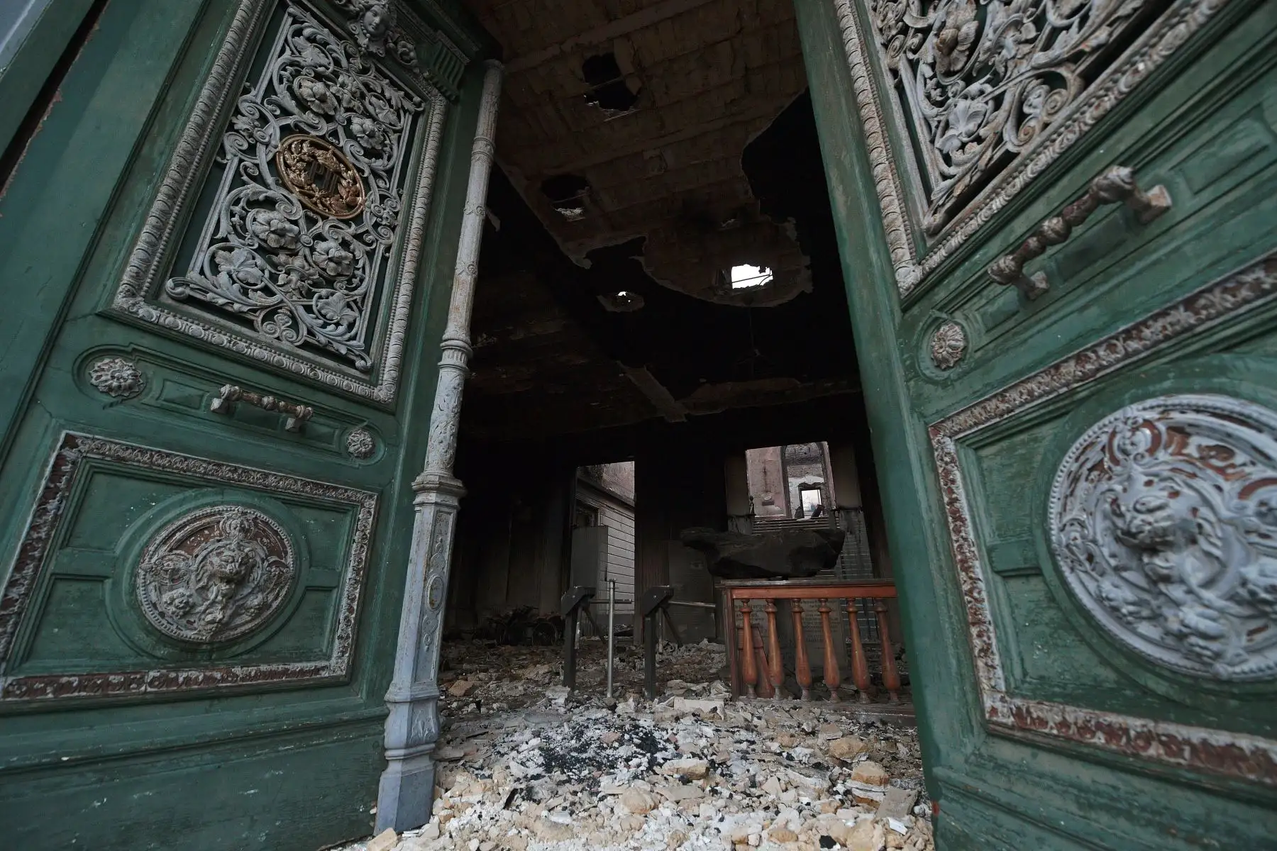 Vista de la entrada del atesorado Museo Nacional de Río de Janeiro, uno de los más antiguos de Brasil, el 3 de septiembre de 2018, un día después de que un fuego masivo desgarró el edificio.
El majestuoso edificio quedó envuelto en llamas mientras columnas de humo salían disparadas hacia el cielo nocturno, mientras los bomberos luchaban por controlar el incendio que estalló alrededor de las 22:30 GMT. Cinco horas más tarde habían logrado sofocar gran parte del infierno que había atravesado cientos de habit