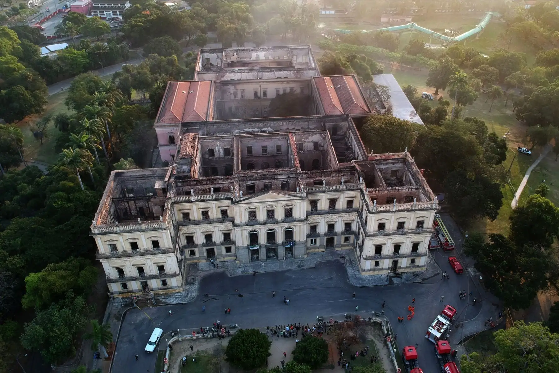 Vista panorámica con drones de los escombros del Museo Nacional de Río de Janeiro, uno de los más antiguos de Brasil, el 3 de septiembre de 2018, un día después de que un fuego masivo azotara el edificio.
El majestuoso edificio quedó envuelto en llamas mientras columnas de humo salían disparadas hacia el cielo nocturno, mientras los bomberos luchaban por controlar el incendio que estalló alrededor de las 22:30 GMT. Cinco horas más tarde habían logrado sofocar gran parte del infierno que había atravesado cientos de habitaciones, pero todavía estaban trabajando para extinguirlo por completo, según un fotógrafo de AFP en la escena. / AFP