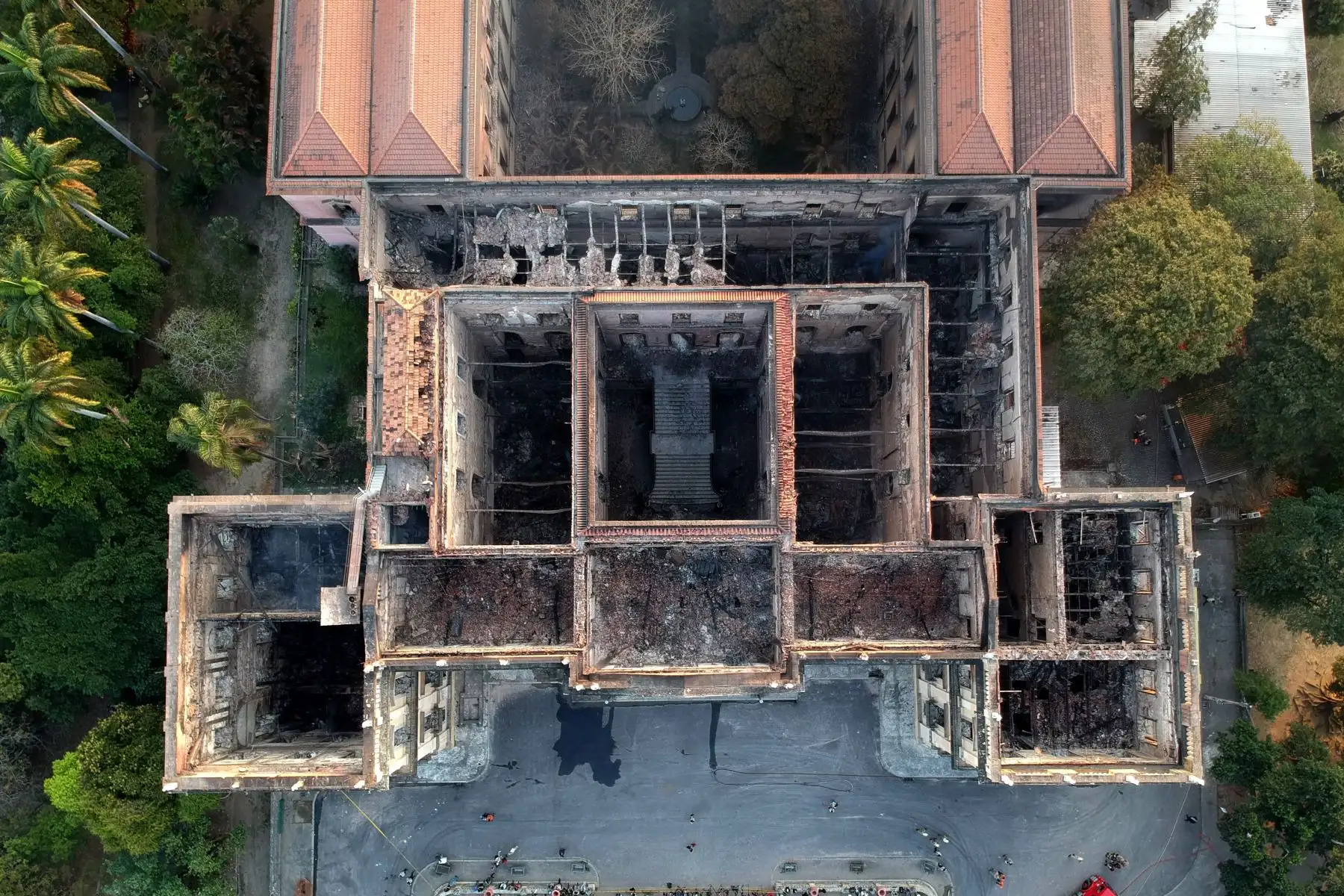 Vista panorámica con drones de los escombros del Museo Nacional de Río de Janeiro, uno de los más antiguos de Brasil, el 3 de septiembre de 2018, un día después de que un fuego masivo azotara el edificio.
El majestuoso edificio quedó envuelto en llamas mientras columnas de humo salían disparadas hacia el cielo nocturno, mientras los bomberos luchaban por controlar el incendio que estalló alrededor de las 22:30 GMT. Cinco horas más tarde habían logrado sofocar gran parte del infierno que había atravesado cientos de habitaciones, pero todavía estaban trabajando para extinguirlo por completo, según un fotógrafo de AFP en la escena. / AFP