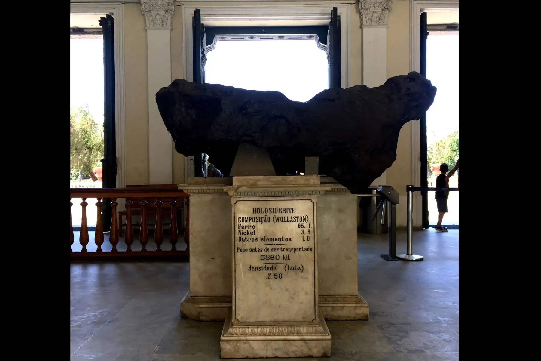 Vista del meteorito más grande descubierto en Brasil, llamado "Bendego" con un peso de 5,3 toneladas en exhibición en el Museo Nacional en Río de Janeiro, Brasil, el 9 de octubre de 2017.
Un incendio masivo el 2 de septiembre de 2018 destrozó el atesorado Museo Nacional de Río de Janeiro, uno de los más antiguos de Brasil, en lo que el presidente de la nación calificó como una "trágica" pérdida de conocimiento y patrimonio. Incluso antes de que las brasas empezaran a enfriarse la madrugada del lunes, el do