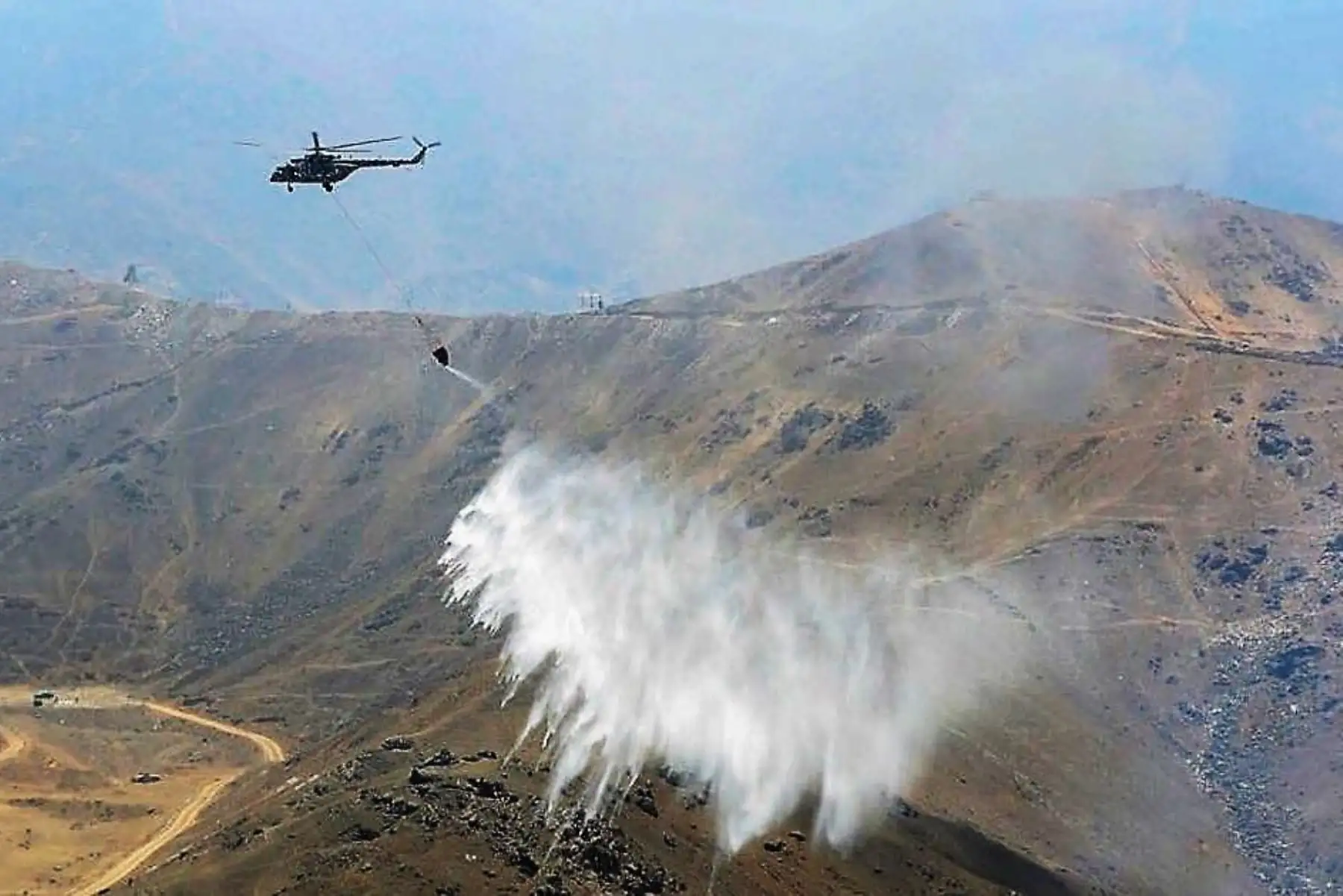 Con helicóptero y sistema Bambi Bucket combaten el incendio forestal en Arequipa y Moquegua. ANDINA/Difusión