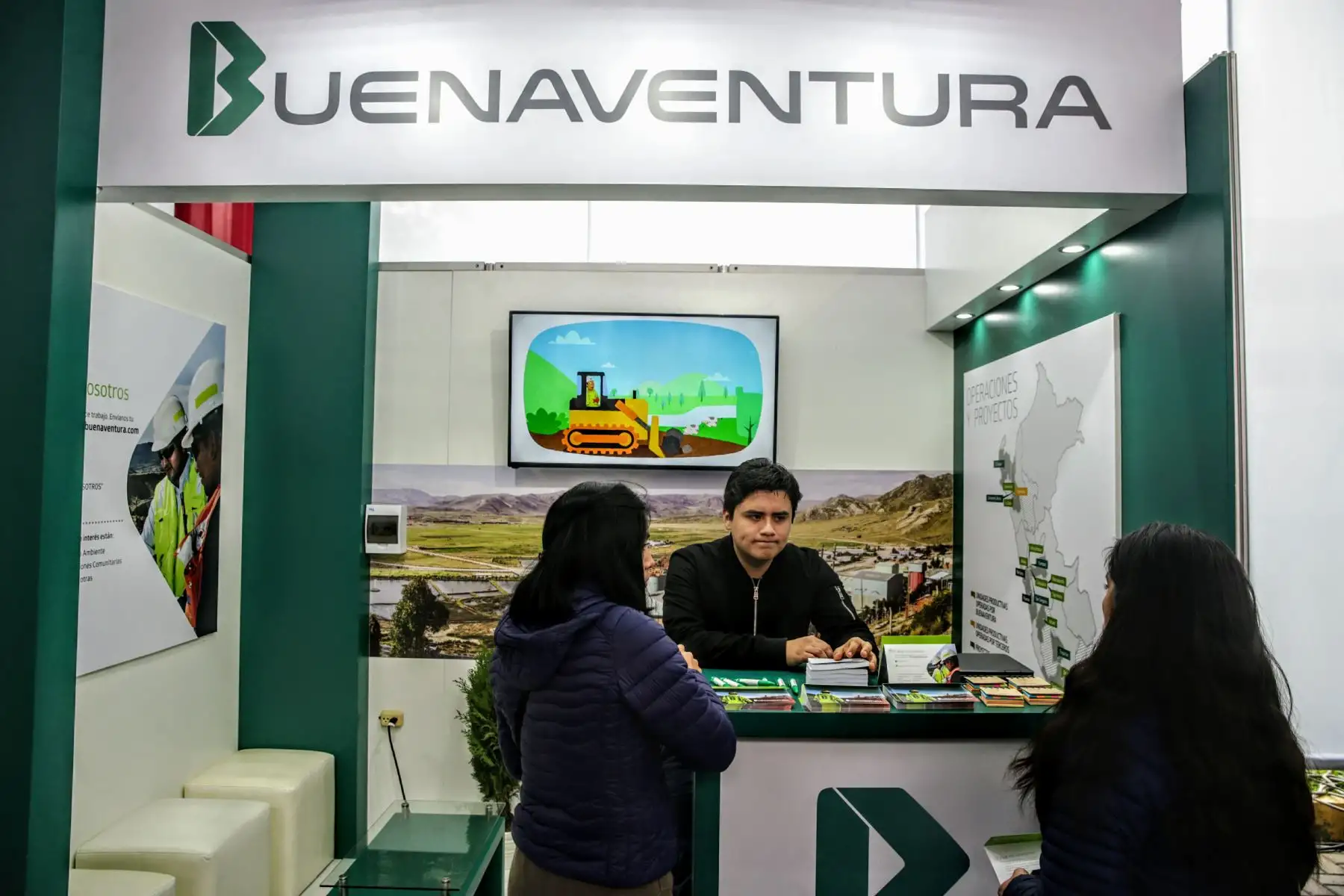 En la explanada del Centro de Tecnologías de Información y Comunicaciones de la UNI se desarrolla feria laboral en la que se ofertarán mas de mil puestos de trabajo y programas de práctica. Foto: ANDINA/Luis Iparraguirre