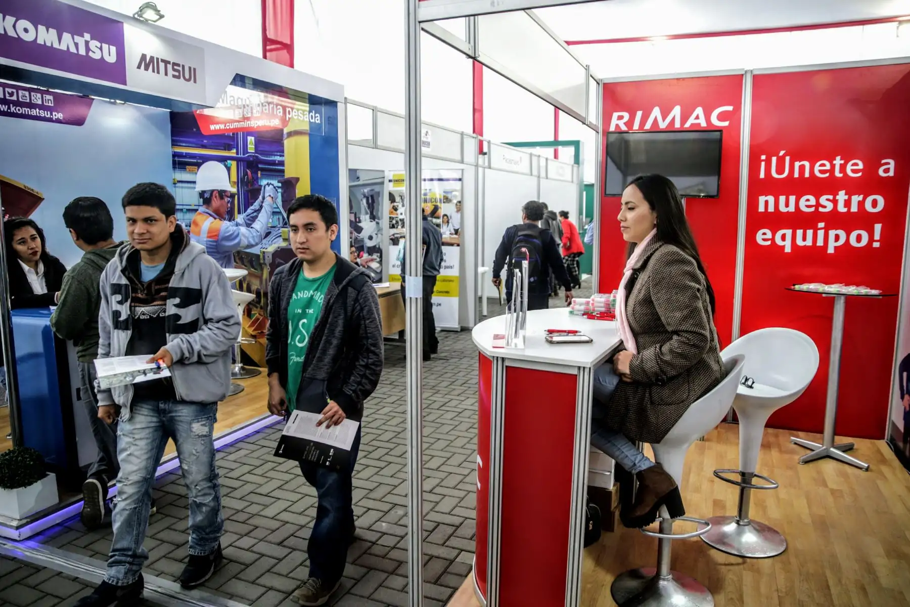 En la explanada del Centro de Tecnologías de Información y Comunicaciones de la UNI se desarrolla feria laboral en la que se ofertarán mas de mil puestos de trabajo y programas de práctica. Foto: ANDINA/Luis Iparraguirre