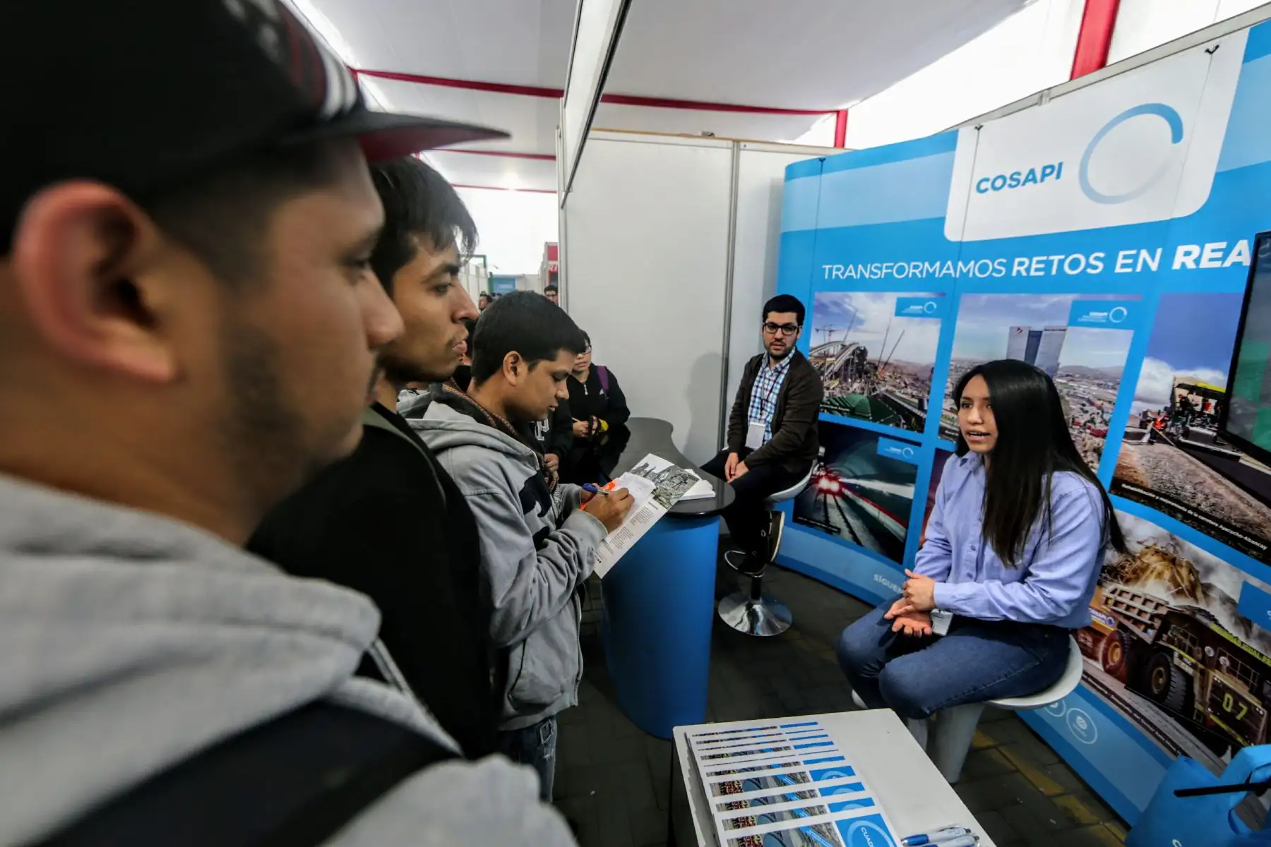 En la explanada del Centro de Tecnologías de Información y Comunicaciones de la UNI se desarrolla feria laboral en la que se ofertarán mas de mil puestos de trabajo y programas de práctica. Foto: ANDINA/Luis Iparraguirre