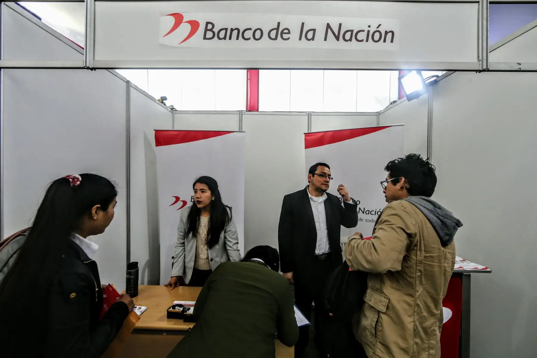 En la explanada del Centro de Tecnologías de Información y Comunicaciones de la UNI se desarrolla feria laboral en la que se ofertarán mas de mil puestos de trabajo y programas de práctica. Foto: ANDINA/Luis Iparraguirre