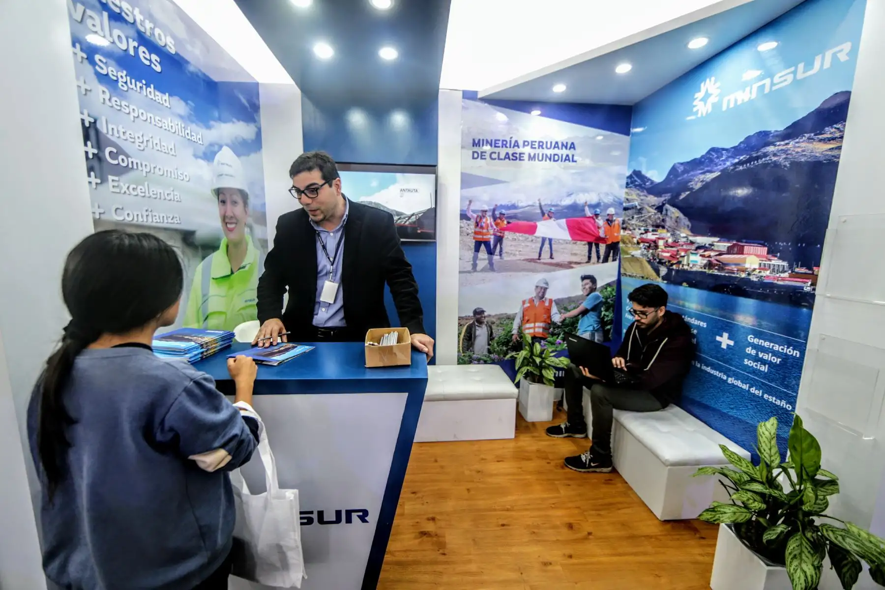 En la explanada del Centro de Tecnologías de Información y Comunicaciones de la UNI se desarrolla feria laboral en la que se ofertarán mas de mil puestos de trabajo y programas de práctica. Foto: ANDINA/Luis Iparraguirre