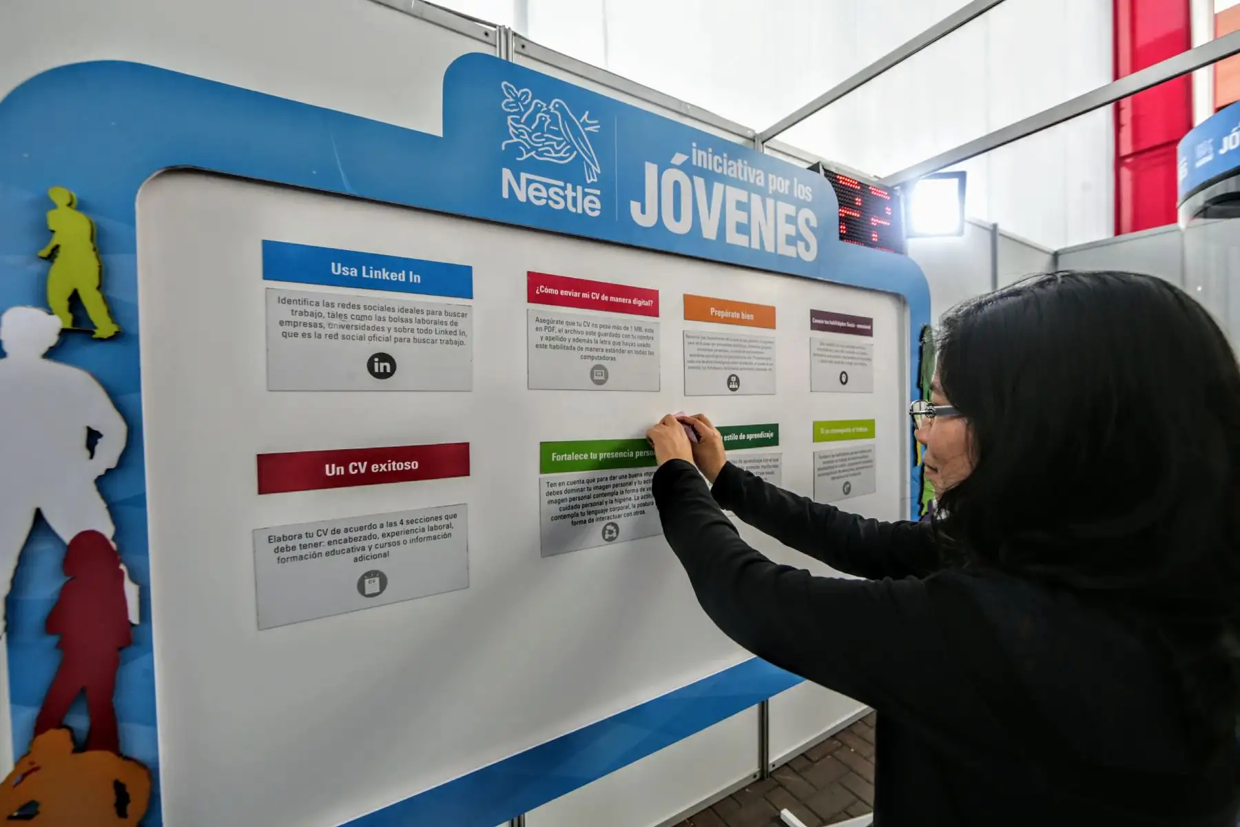 En la explanada del Centro de Tecnologías de Información y Comunicaciones de la UNI se desarrolla feria laboral en la que se ofertarán mas de mil puestos de trabajo y programas de práctica. Foto: ANDINA/Luis Iparraguirre