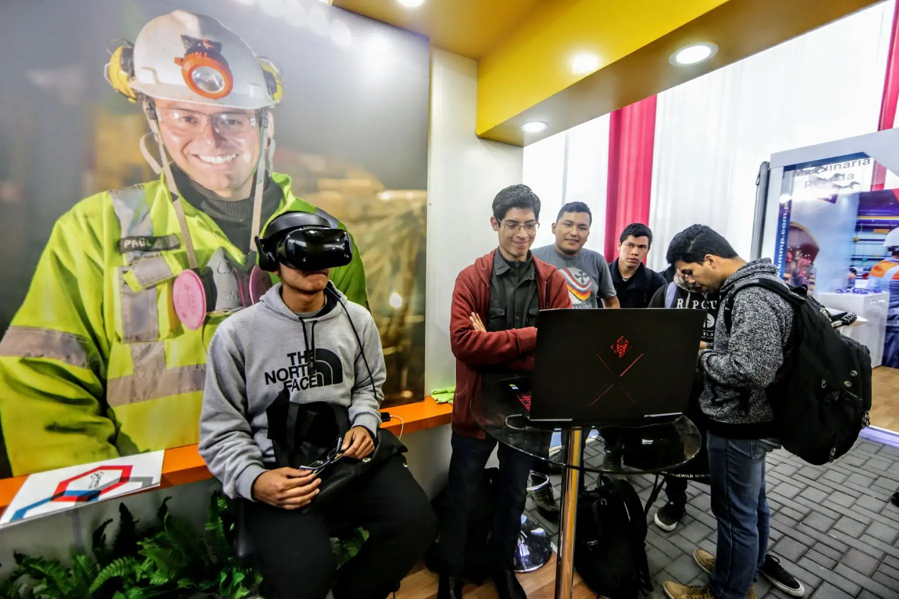En la explanada del Centro de Tecnologías de Información y Comunicaciones de la UNI se desarrolla feria laboral en la que se ofertarán mas de mil puestos de trabajo y programas de práctica. Foto: ANDINA/Luis Iparraguirre