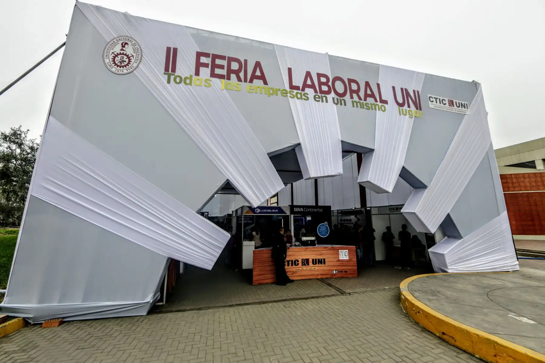 En la explanada del Centro de Tecnologías de Información y Comunicaciones de la UNI se desarrolla feria laboral en la que se ofertarán mas de mil puestos de trabajo y programas de práctica. Foto: ANDINA/Luis Iparraguirre