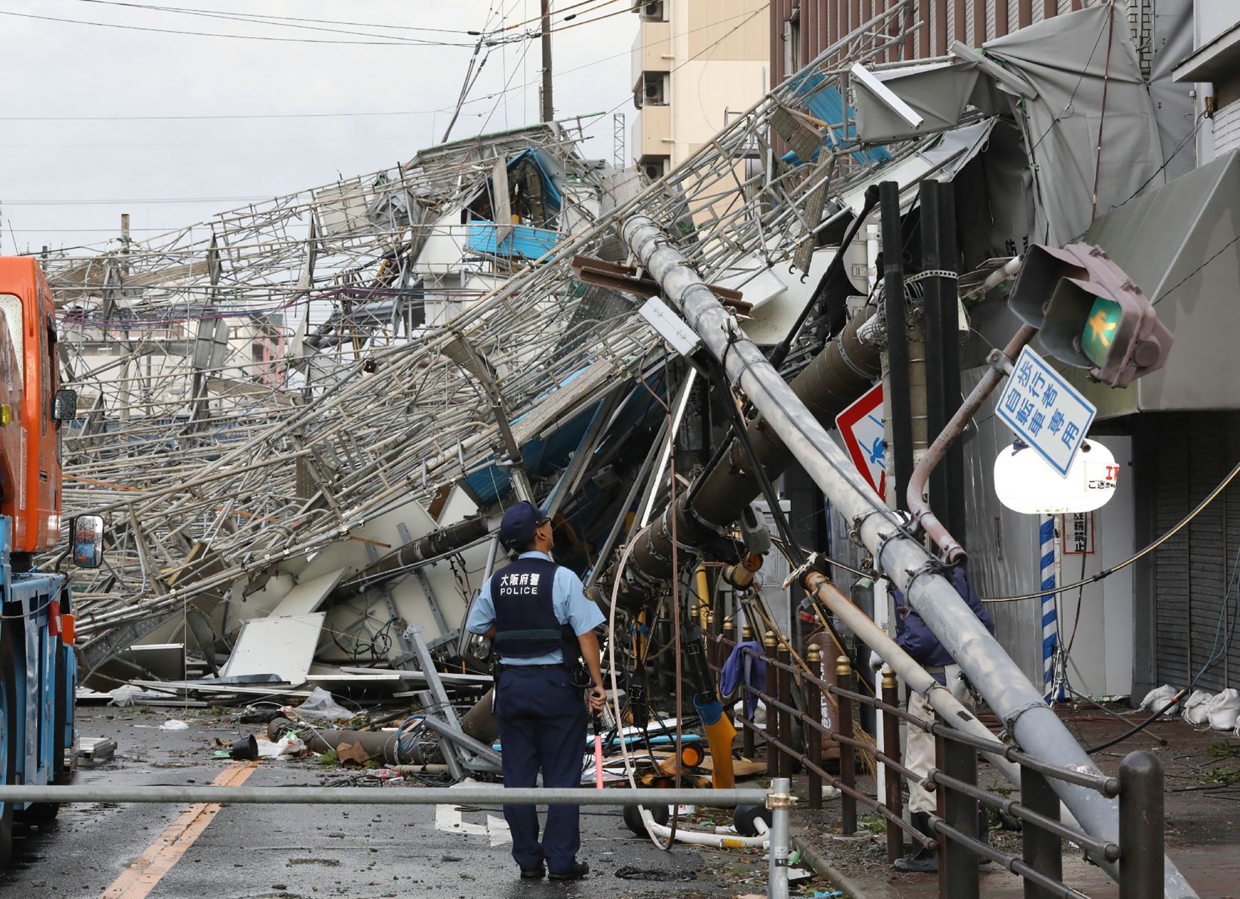 Postes de retransmisión dañados por el tifón Jebi. Foto: AFP.