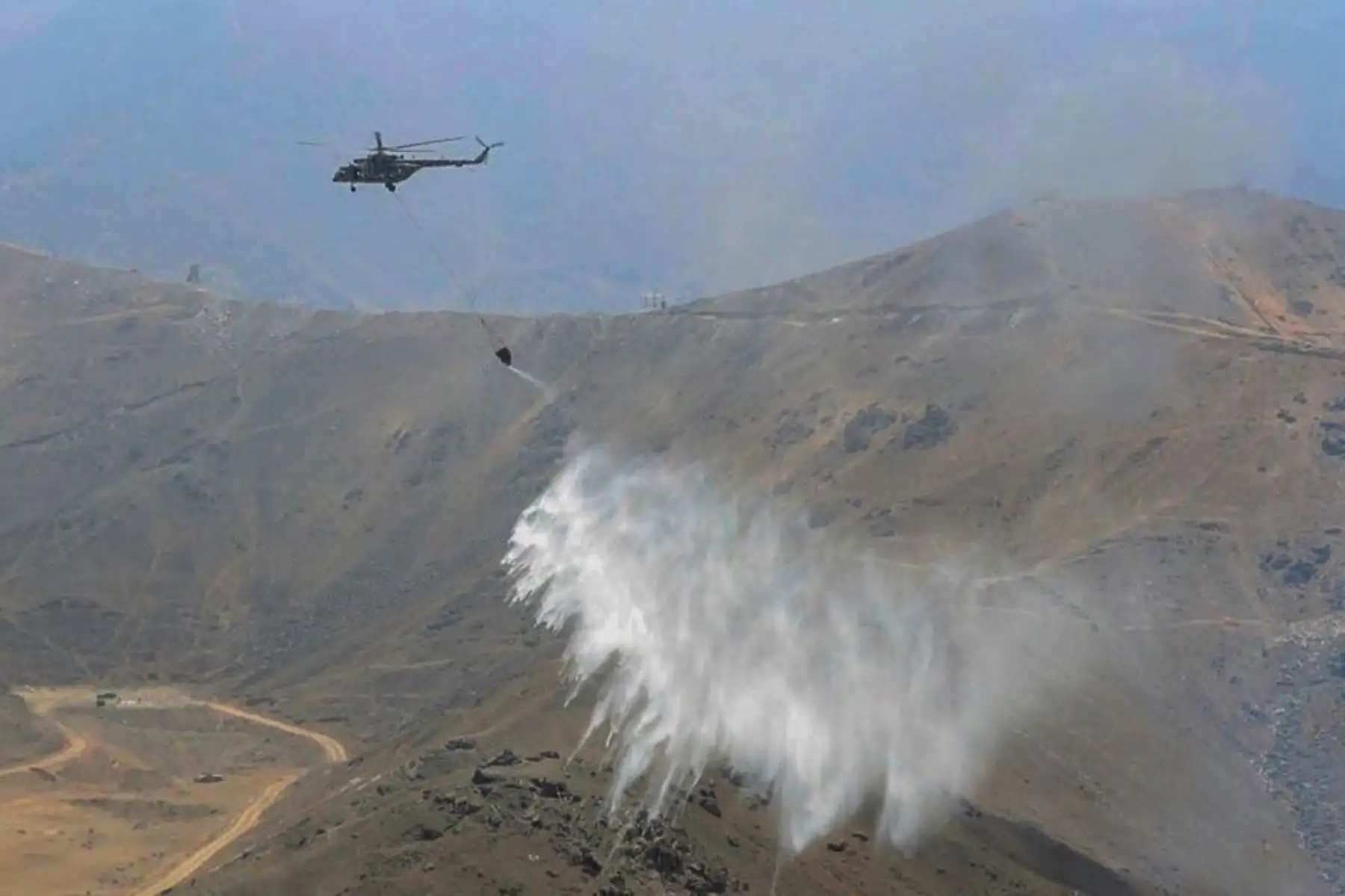 Helicóptero del Ejército del Perú, equipado con el sistema Bambi Bucket, participa en estos momentos de las labores para sofocar el incendio forestal que afecta a 11 hectáreas de zonas forestales en zonas de Agua Buena, Totorani y Pichu Picchu, en Arequipa; y Talamolle, en Moquegua. Foto: ANDINA/Mindef