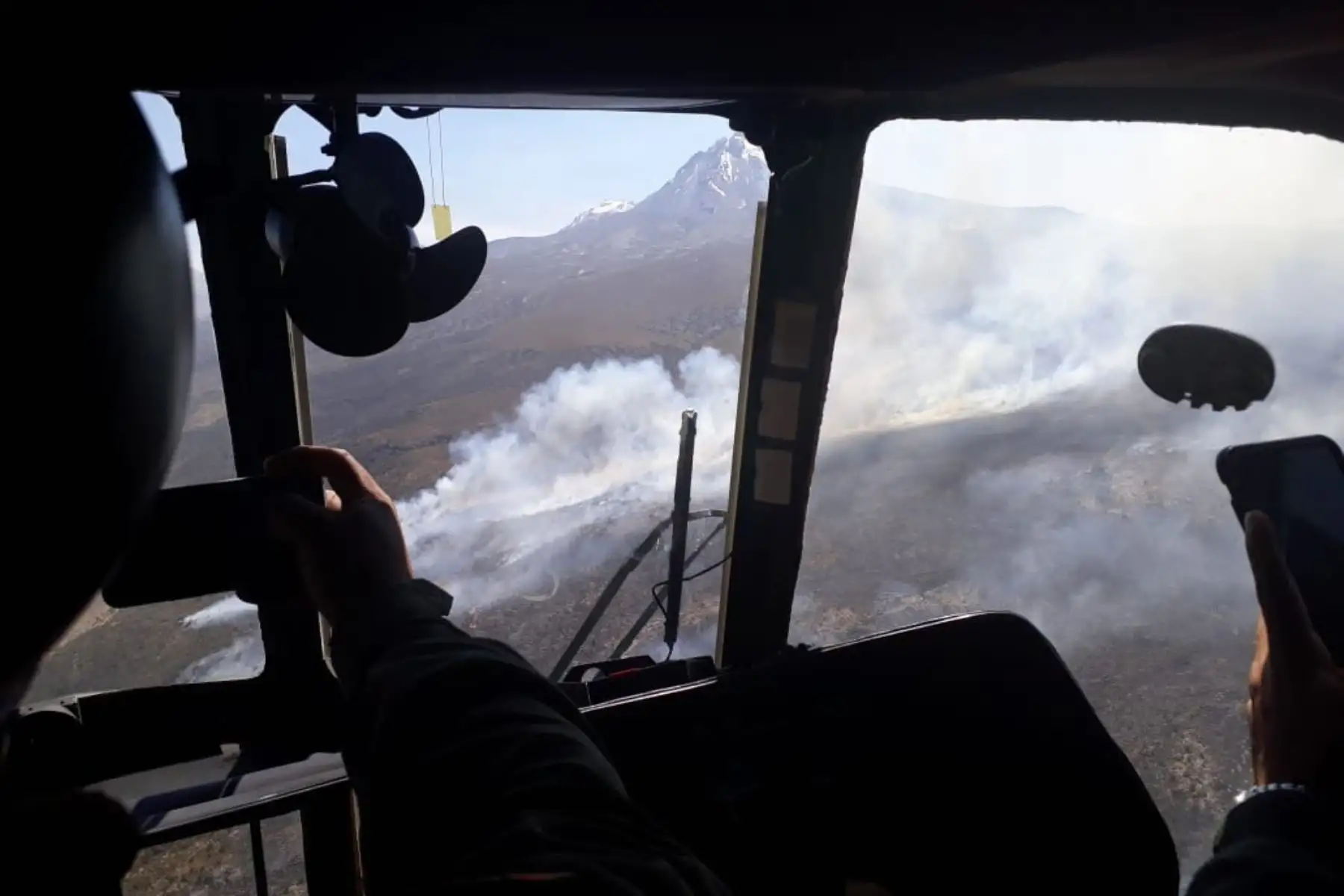 Helicóptero del Ejército del Perú, equipado con el sistema Bambi Bucket, participa en estos momentos de las labores para sofocar el incendio forestal que afecta a 11 hectáreas de zonas forestales en zonas de Agua Buena, Totorani y Pichu Picchu, en Arequipa; y Talamolle, en Moquegua. Foto: ANDINA/Mindef