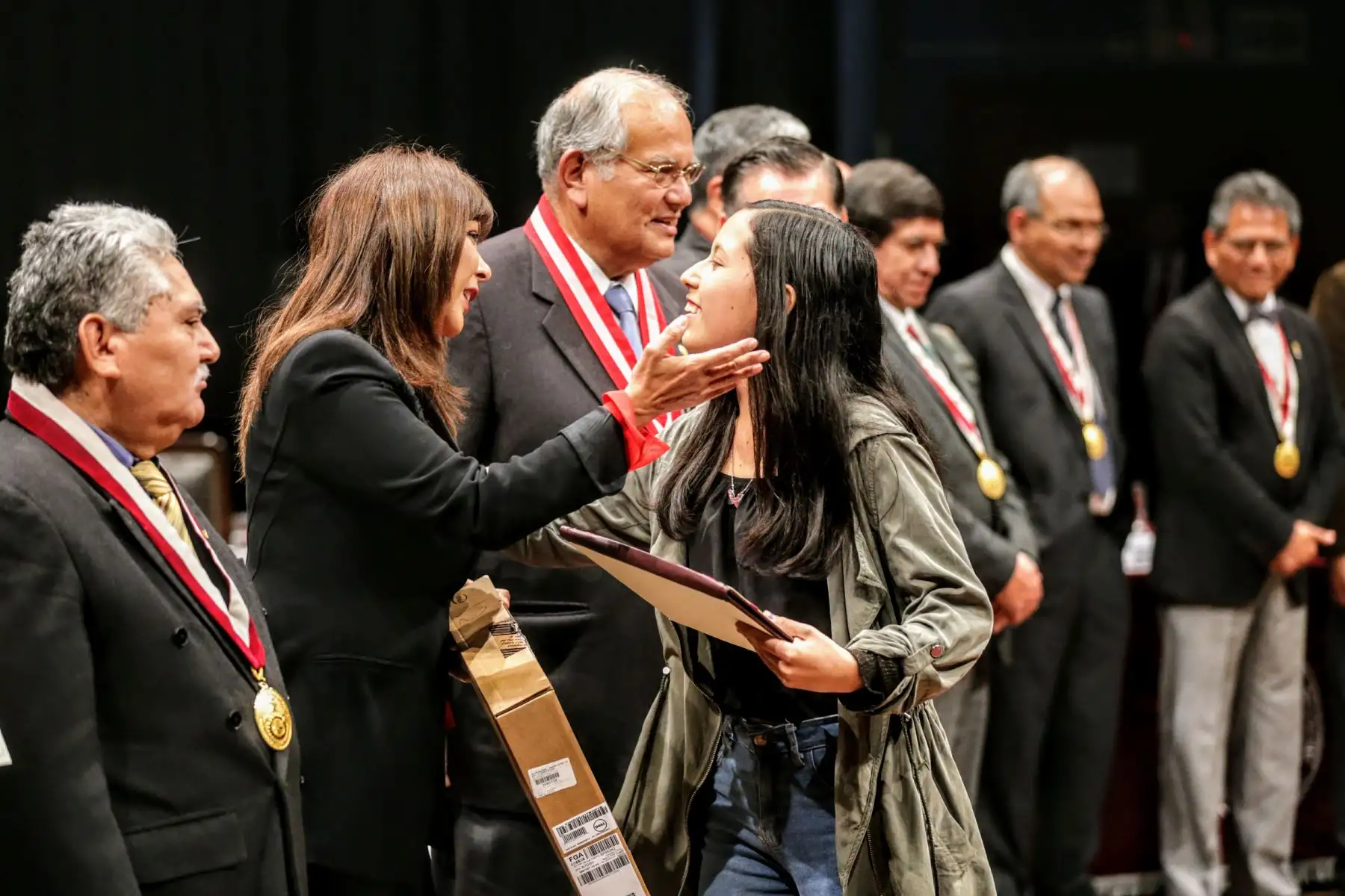 Ministra de Desarrollo e Inclusión Social, Liliana La Rosa, junto con autoridades de la UNI, reciben a los primeros puestos del último examen de admisión. Foto: ANDINA/Luis Iparraguirre