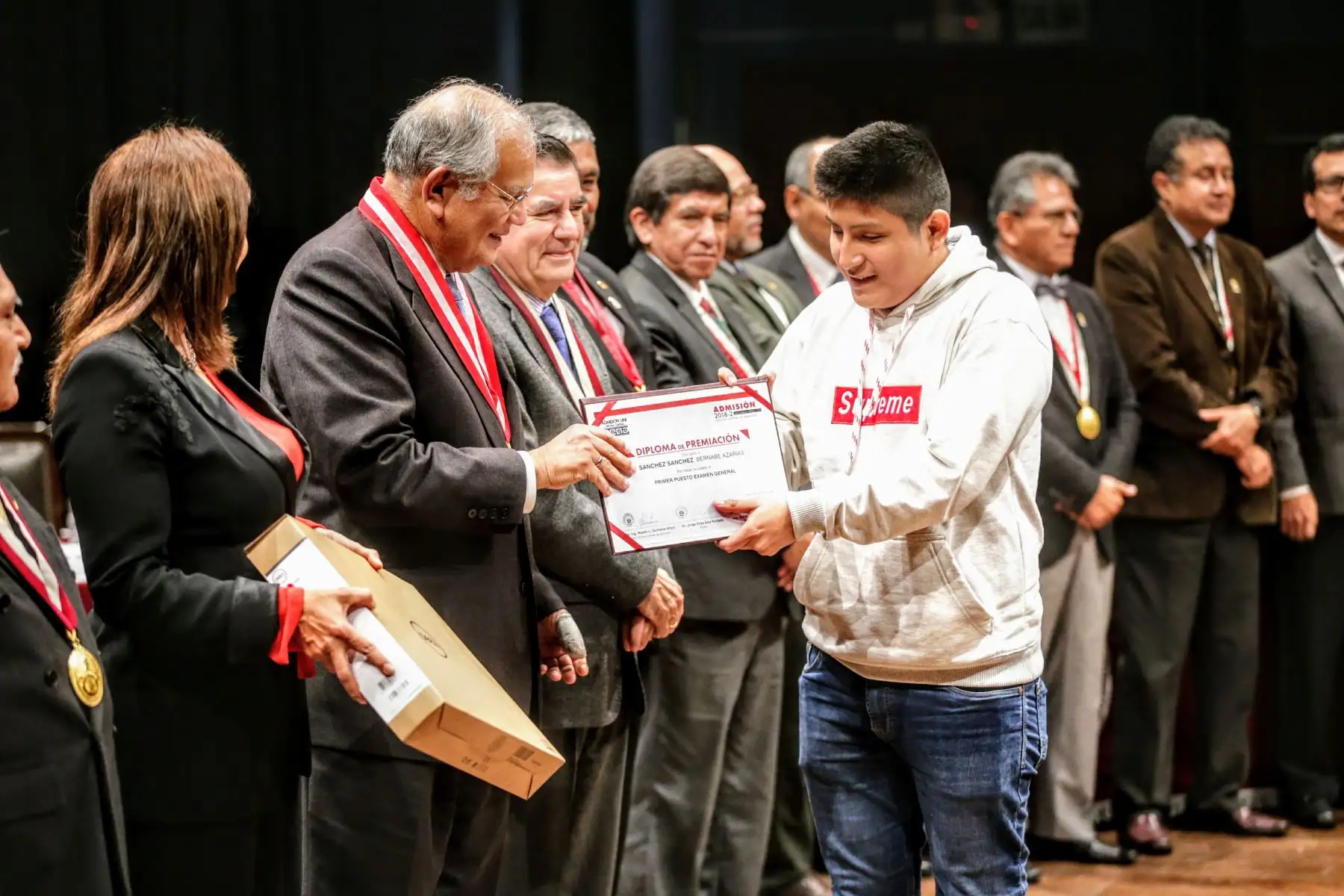 Ministra de Desarrollo e Inclusión Social, Liliana La Rosa, junto con autoridades de la UNI, reciben a los primeros puestos del último examen de admisión. Foto: ANDINA/Luis Iparraguirre
