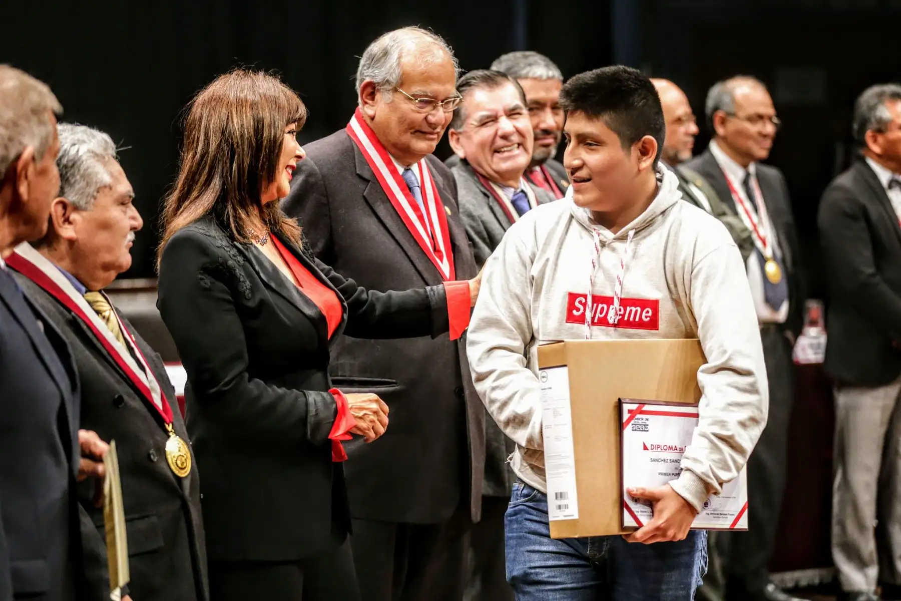 Ministra de Desarrollo e Inclusión Social, Liliana La Rosa, junto con autoridades de la UNI, reciben a los primeros puestos del último examen de admisión. Foto: ANDINA/Luis Iparraguirre