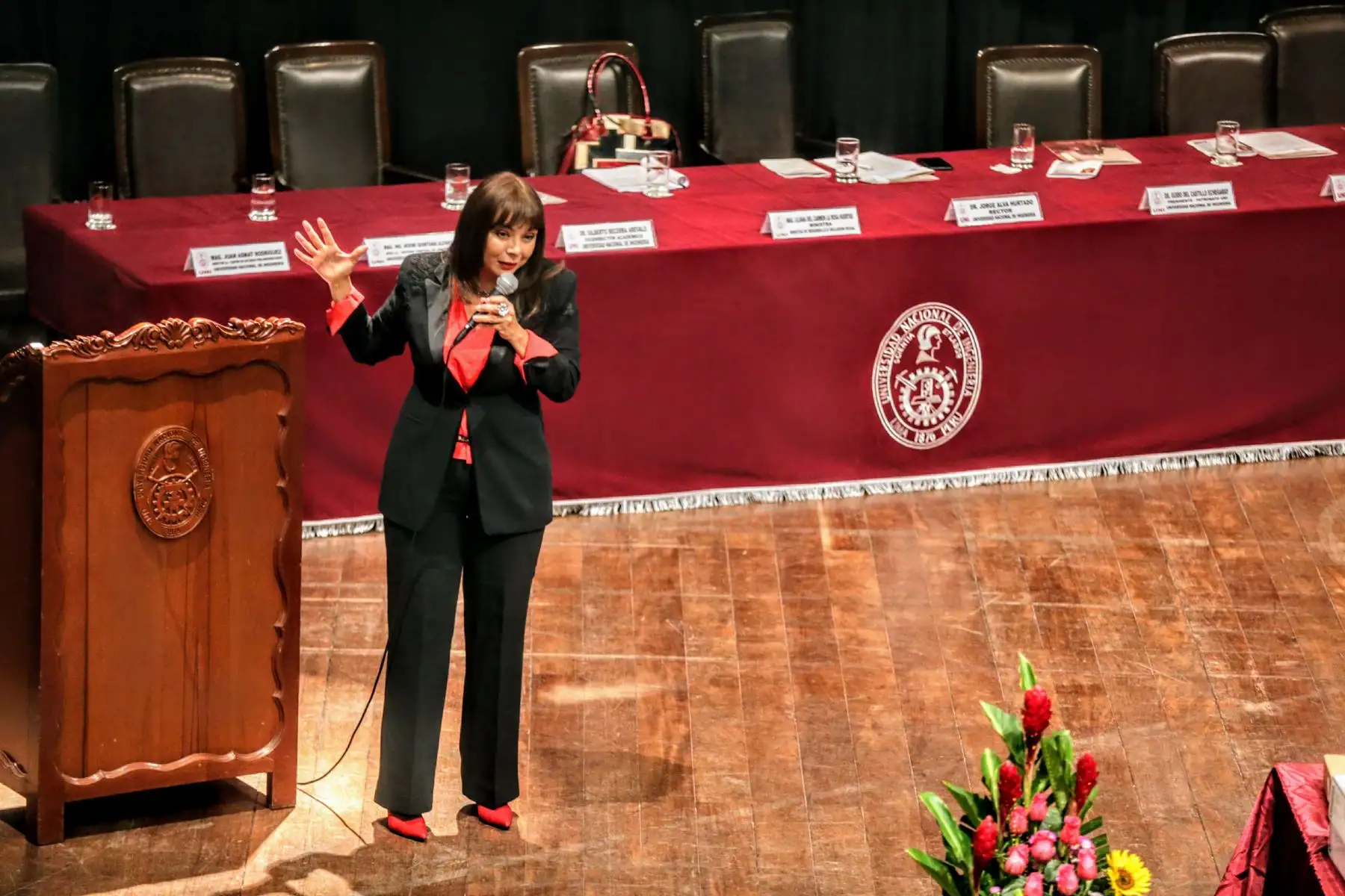 Ministra de Desarrollo e Inclusión Social, Liliana La Rosa, junto con autoridades de la UNI, reciben a los primeros puestos del último examen de admisión. Foto: ANDINA/Luis Iparraguirre