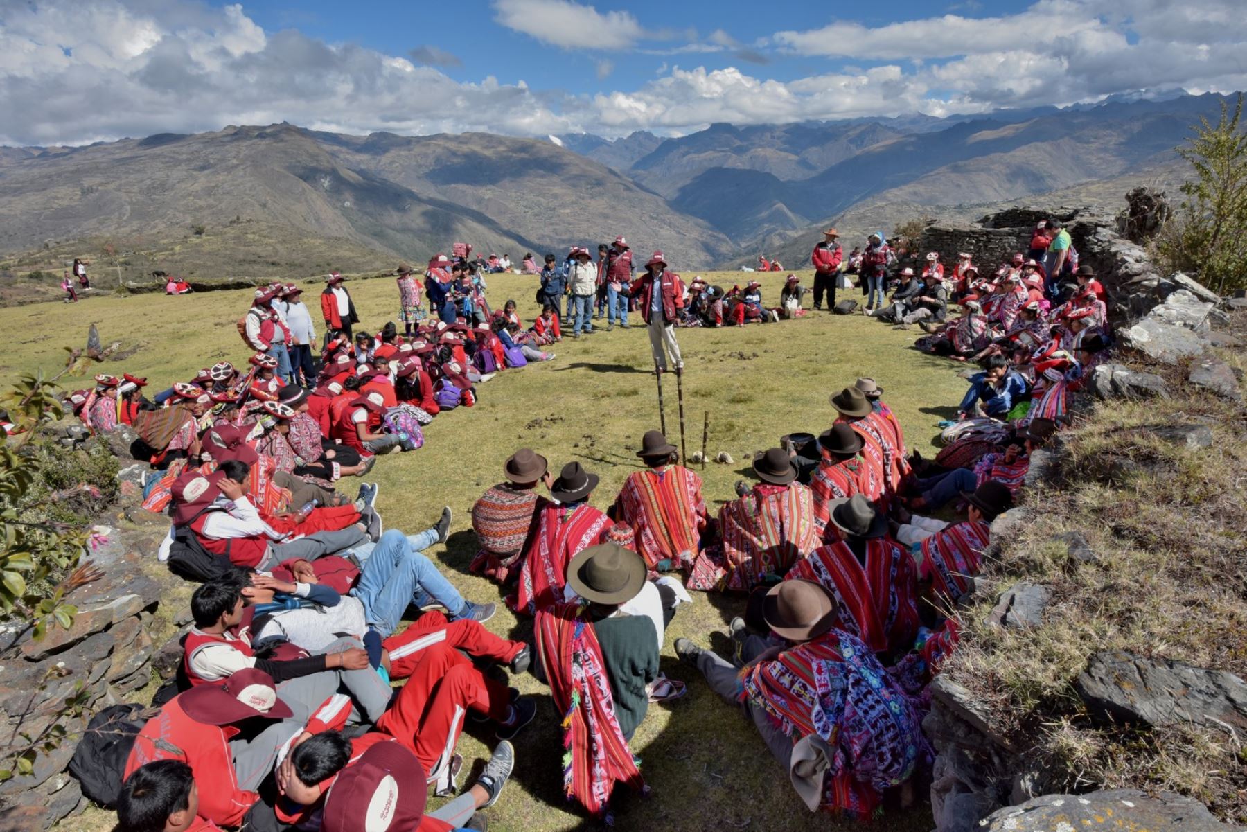 Con ritual ancestral cusqueños recorren Camino Inca en provincia de Calca. ANDINA