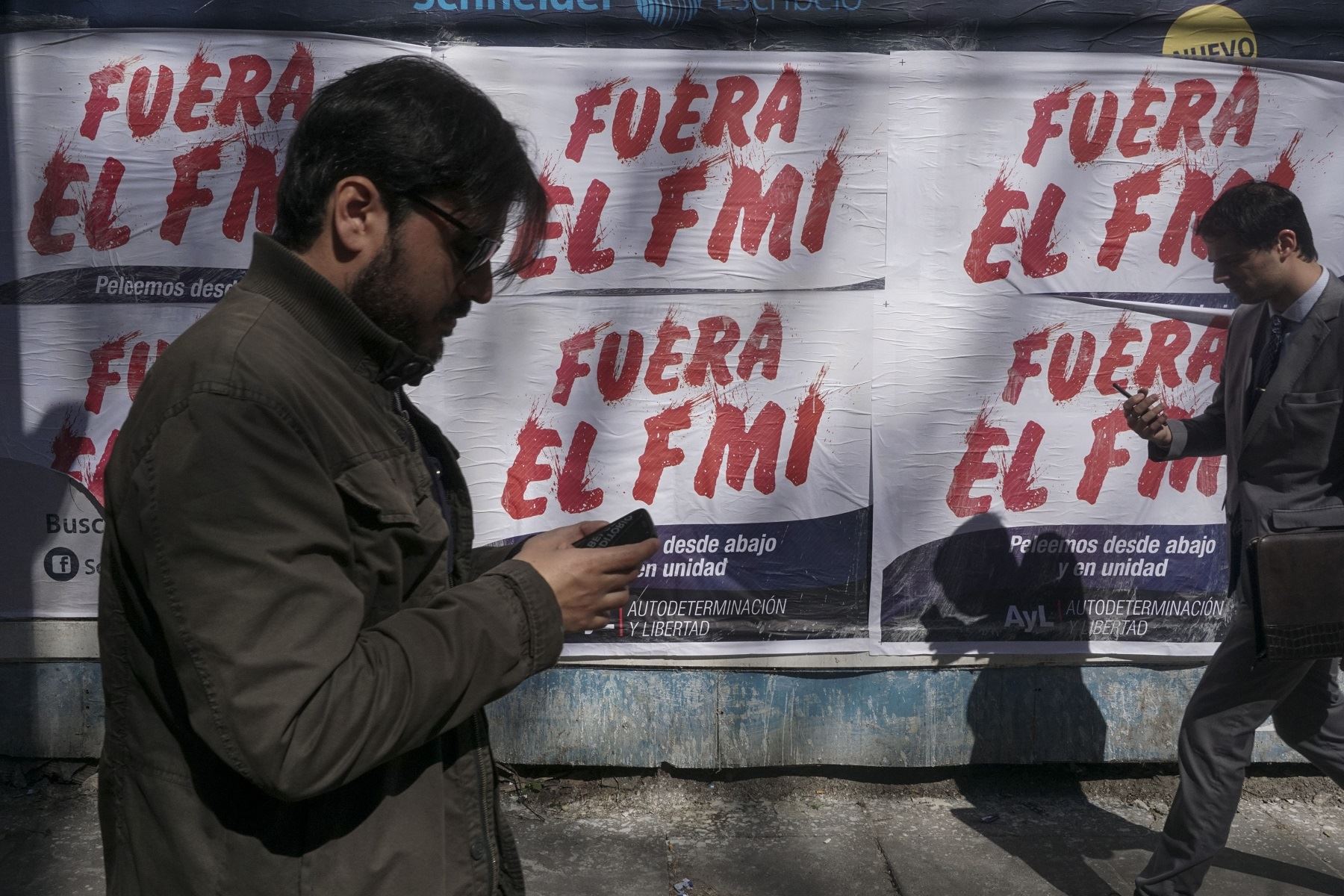 Calle de Buenos Aires y carteles pidiendo salida del FMI. Foto: AFP.