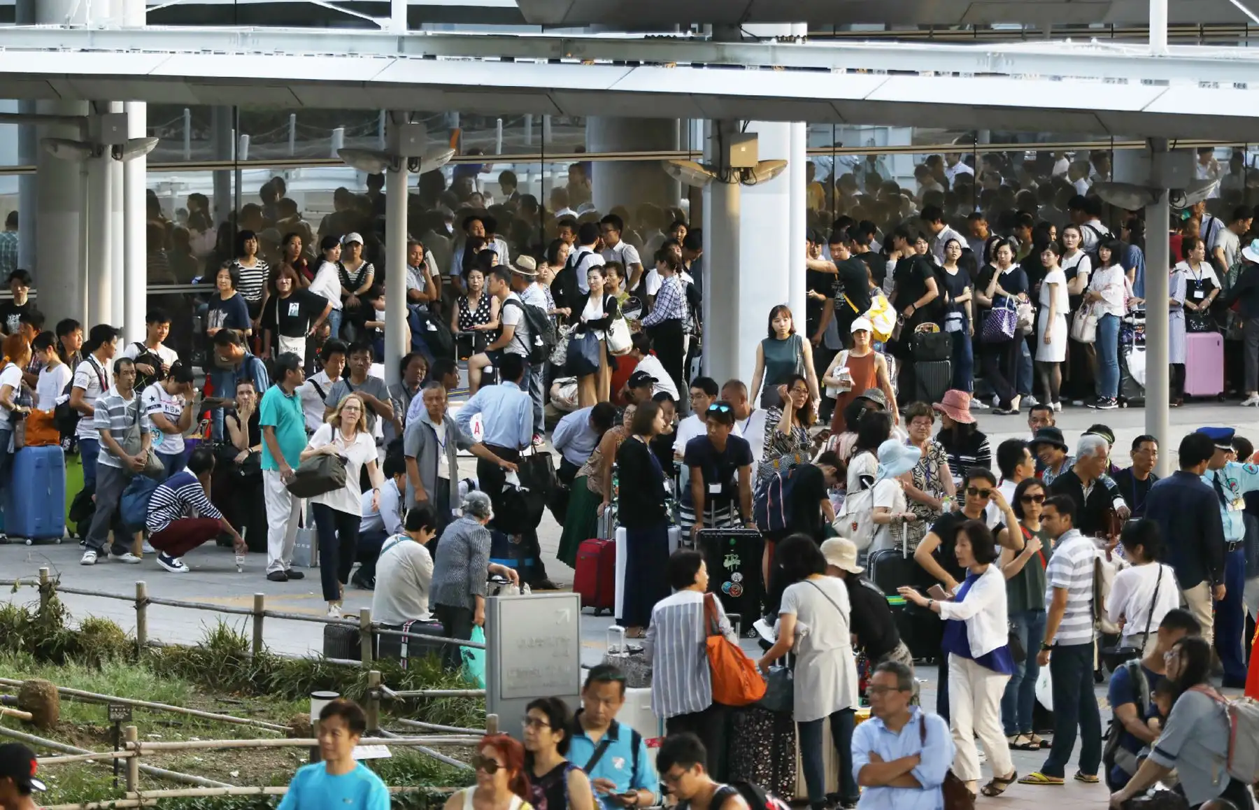 Los pasajeros varados de la noche a la mañana en el aeropuerto internacional de Kansai debido al tifón Jebi esperan los autobuses que los transportarán desde el aeropuerto en la ciudad de Izumisano, prefectura de Osaka el 5 de septiembre de 2018.
Japón se apresuró a evacuar a los pasajeros atrapados en un importante aeropuerto cuando un tanquero se estrelló contra su único puente de acceso durante el tifón más poderoso que golpeó al país durante 25 años. / AFP