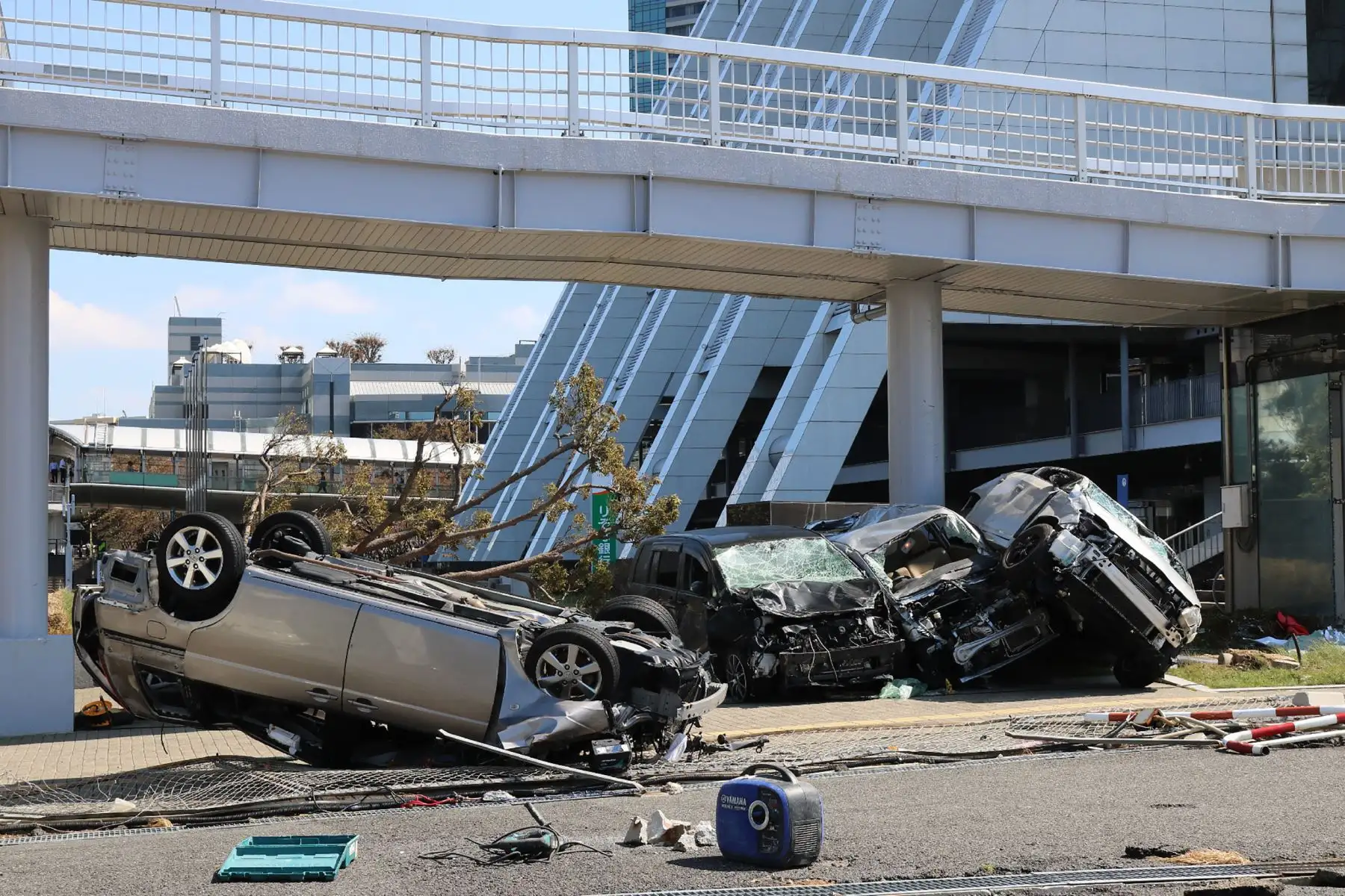 Un automóvil se encuentra boca abajo junto a otros vehículos dañados a lo largo de una carretera después de haber sido volado por los fuertes vientos del tifón Jebi en Osaka el 5 de septiembre de 2018.
El tifón Jebi dejó un rastro de destrucción en todo el país, matando a 11 personas e hiriendo a cientos más mientras golpeaba el oeste de Japón con vientos feroces y lluvias torrenciales. / AFP