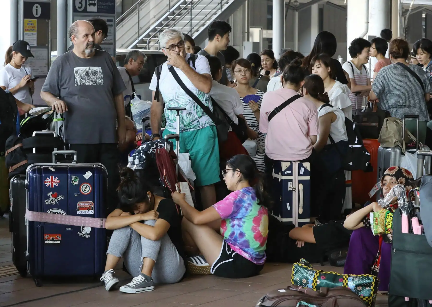 Pasajeros varados durante la noche en el aeropuerto internacional de Kansai debido al tifón Jebi esperan el transporte fuera del aeropuerto en la ciudad de Izumisano, prefectura de Osaka el 5 de septiembre de 2018.
Japón se apresuró a evacuar a los pasajeros atrapados en un importante aeropuerto cuando un tanquero se estrelló contra su único puente de acceso durante el tifón más poderoso que golpeó al país durante 25 años. / AFP