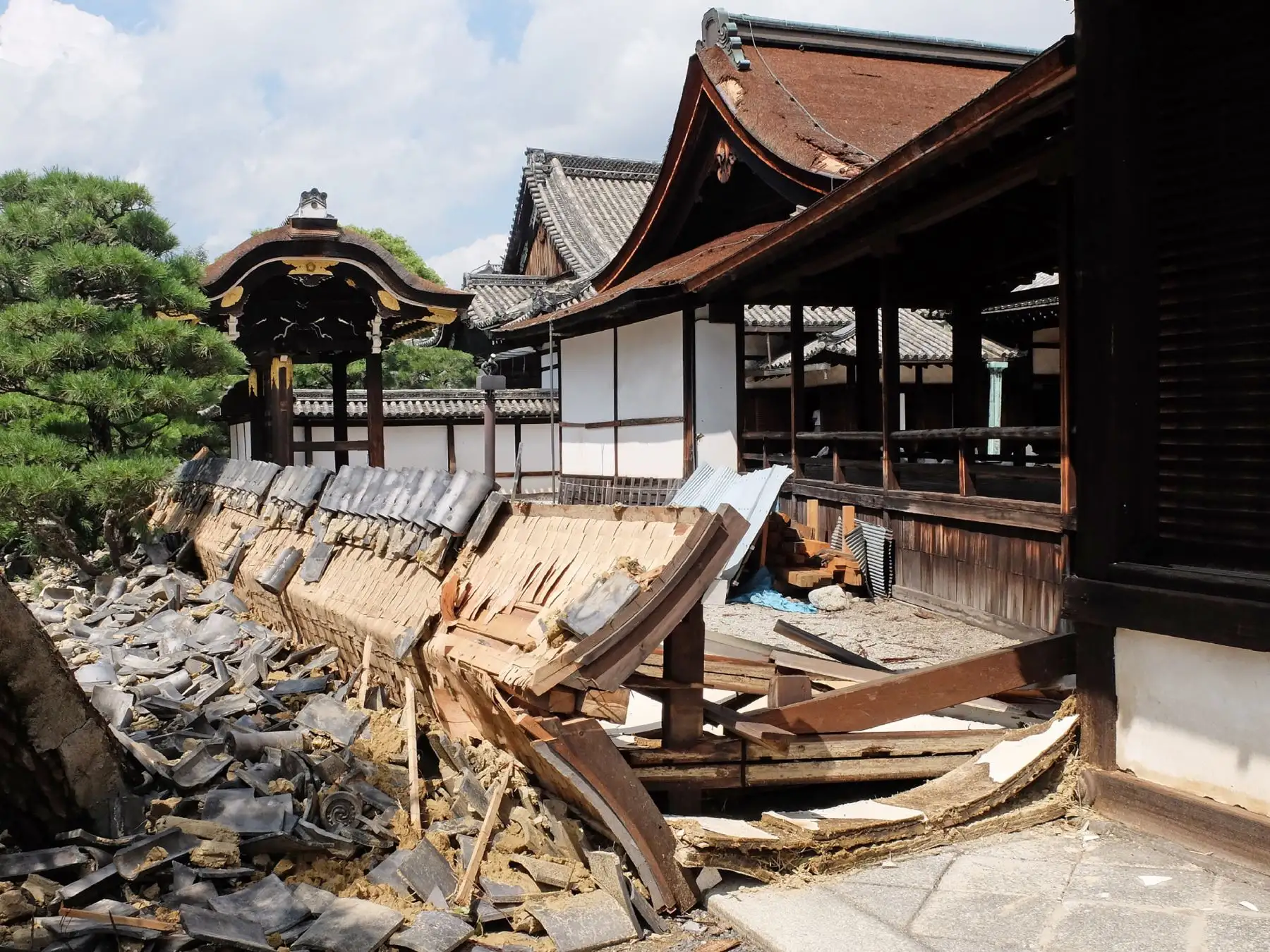 Esta foto muestra una pared de la etapa South Noh en el templo Nishi Honganji dañado por el tifón Jebi el día anterior en Kyoto el 5 de septiembre de 2018.
El peaje en el tifón más poderoso que golpeó a Japón en un cuarto de siglo se elevó del 5 al 9 de septiembre, con miles de personas varadas en el principal aeropuerto internacional de Osaka debido a los daños de la tormenta. / AFP