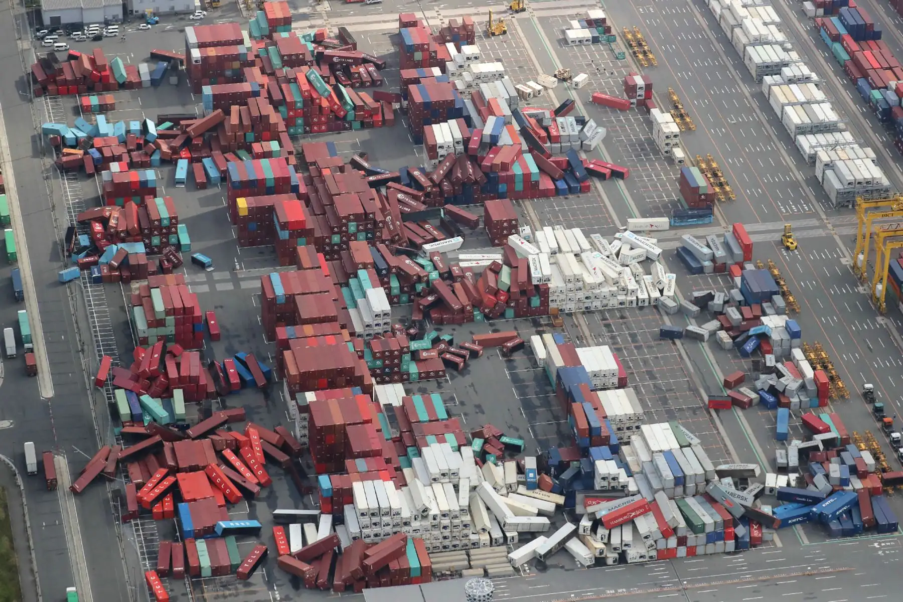Una vista aérea de un helicóptero de Jiji Press muestra daños en un patio de contenedores causados por los fuertes vientos del tifón Jebi en Osaka el 5 de septiembre de 2018.
El número de víctimas del tifón más poderoso que golpeó a Japón en un cuarto de siglo se elevó del 5 al 9 de septiembre, con miles de personas varadas en un aeropuerto importante debido a daños causados por tormentas. / AFP