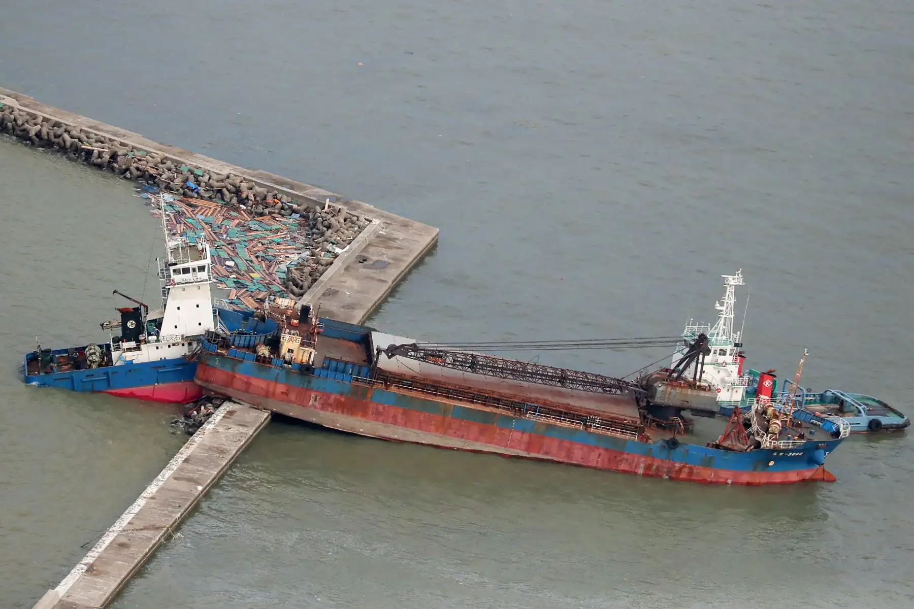 Una vista aérea de un helicóptero de Jiji Press muestra un barco que colisionó con un rompeolas debido a los fuertes vientos causados por el tifón Jebi en la ciudad de Nishinomiya, prefectura de Hyogo el 5 de septiembre de 2018.
El número de víctimas del tifón más poderoso que golpeó a Japón en un cuarto de siglo se elevó del 5 al 9 de septiembre, con miles de personas varadas en un aeropuerto importante debido a daños causados por tormentas. / AFP