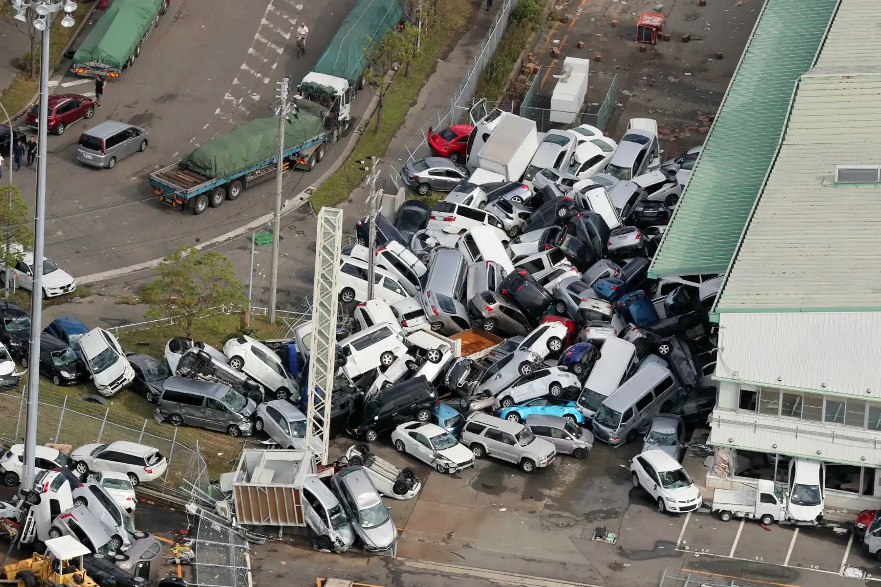Una vista aérea de un helicóptero Jiji Press muestra vehículos amontonados debido a los fuertes vientos en Kobe, prefectura de Hyogo el 5 de septiembre de 2018, después de que el tifón Jebi azotara la costa oeste de Japón.
El número de víctimas del tifón más poderoso que golpeó a Japón en un cuarto de siglo se elevó del 5 al 9 de septiembre, con miles de personas varadas en un aeropuerto importante debido a daños causados por tormentas. / AFP
