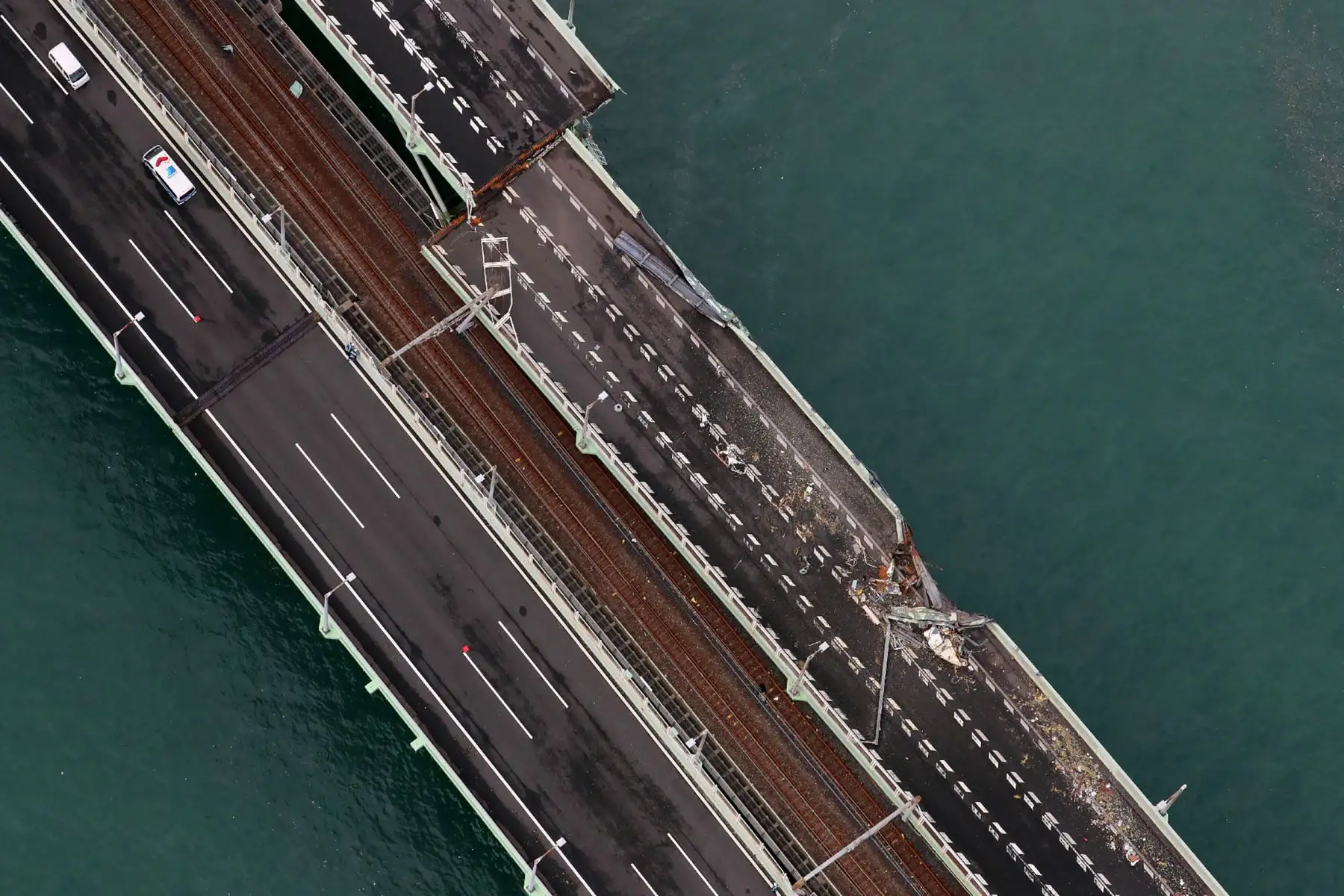 Una vista aérea de un helicóptero Jiji Press muestra el daño a un puente que conecta con el Aeropuerto Internacional de Kansai, después de que un petrolero chocó contra él, en la ciudad de Izumisano, prefectura de Osaka el 5 de septiembre de 2018, después del tifón Jebi en la costa oeste de Japón .
El número de víctimas del tifón más poderoso que golpeó a Japón en un cuarto de siglo se elevó del 5 al 9 de septiembre, con miles de personas varadas en un aeropuerto importante debido a daños causados por torm