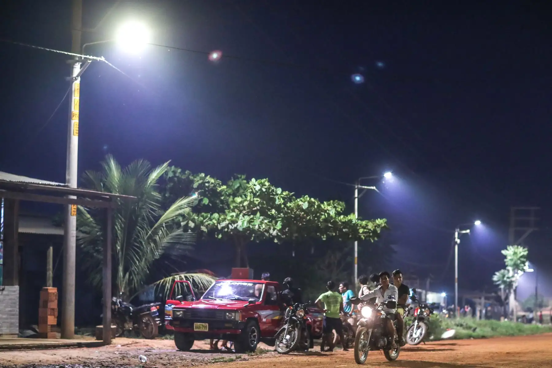 Tahuamanu se ilumina de noche gracias a la electrificación rural. ANDINA/Difusión