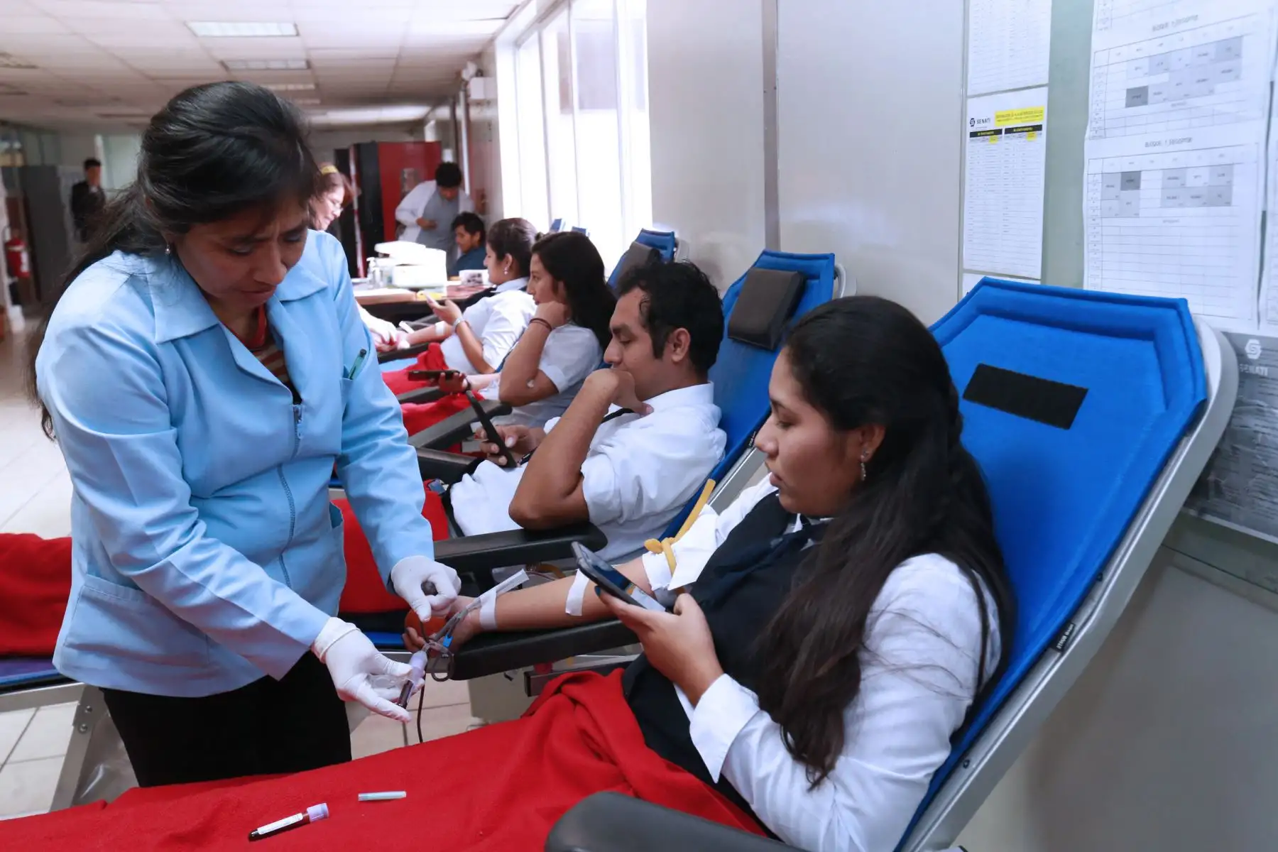 Una buena acción para un bien común, estudiantes y personal que labora en este centro de estudio donaron sangre para que los niños internados en el nosocomio con enfermedades congénitas cardiovasculares, quemaduras, anemia aplásica, hidrocefalia, entre otras patologías, tengan mayores posibilidades de recuperar su salud .Foto: ANDINA/Norman Córdova