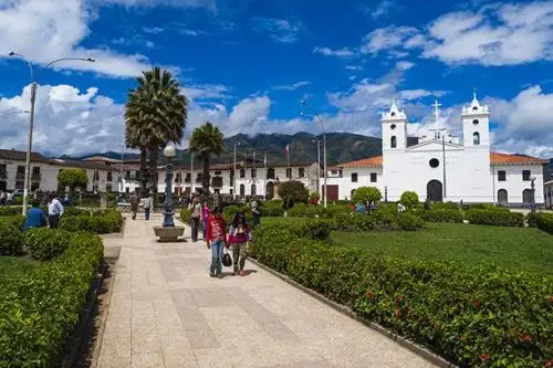Chachapoyas, capital del departamento de Amazonas, celebra hoy su 140° aniversario de fundación española. Ocasión para animase a visitar o retornar a esta hermosa ciudad del nororiente peruano, así como sus alrededores, y conocer sus variados atractivos turísticos.